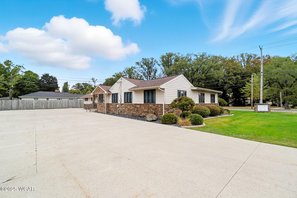 Photo of 2300 W Elm Street, Lima, OH 45805 (MLS # 309067)