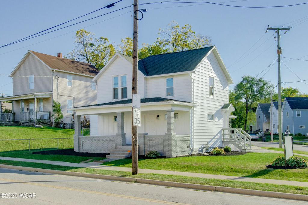 Photo of 806 Bellefontaine Avenue, Lima, OH 45804 (MLS # 308588)