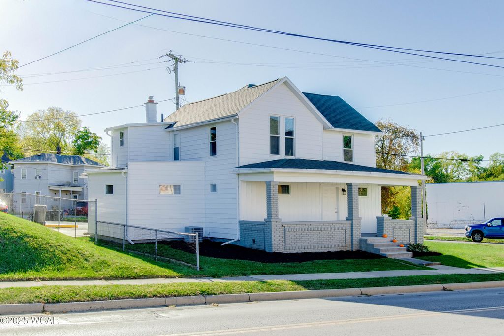 Photo of 806 Bellefontaine Avenue, Lima, OH 45804 (MLS # 308588)
