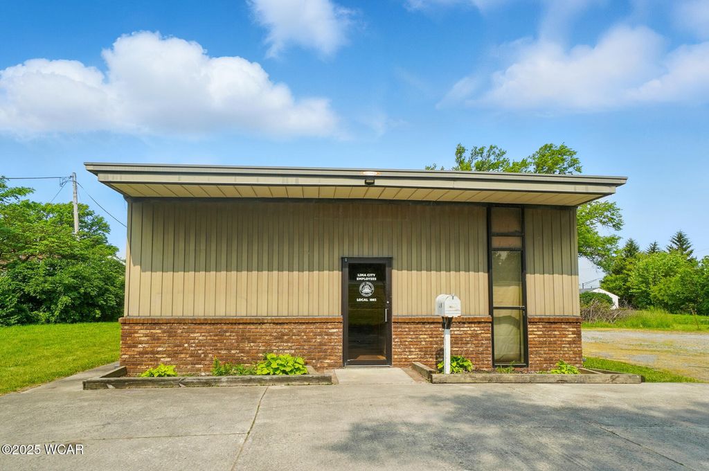 Photo of 1007 N Center Street, Lima, OH 45801 (MLS # 309736)