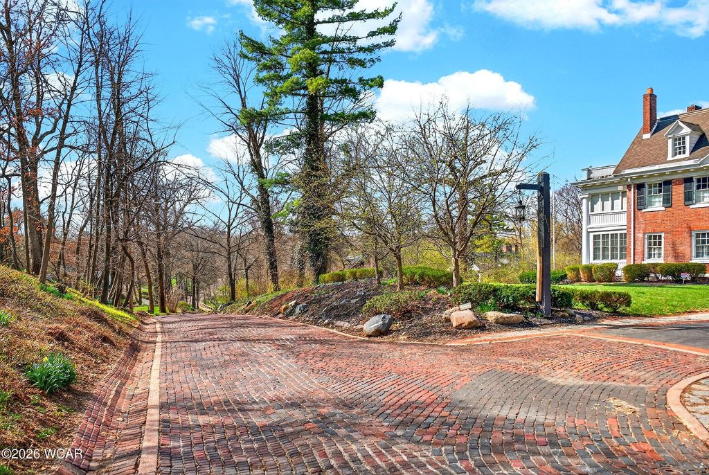 Photo of 1115 Oakwood Avenue, Oakwood, OH 45419 (MLS # 309899)