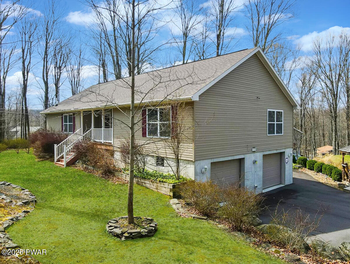 104 Falcon Crest Crst, Greentown, Pennsylvania image 2