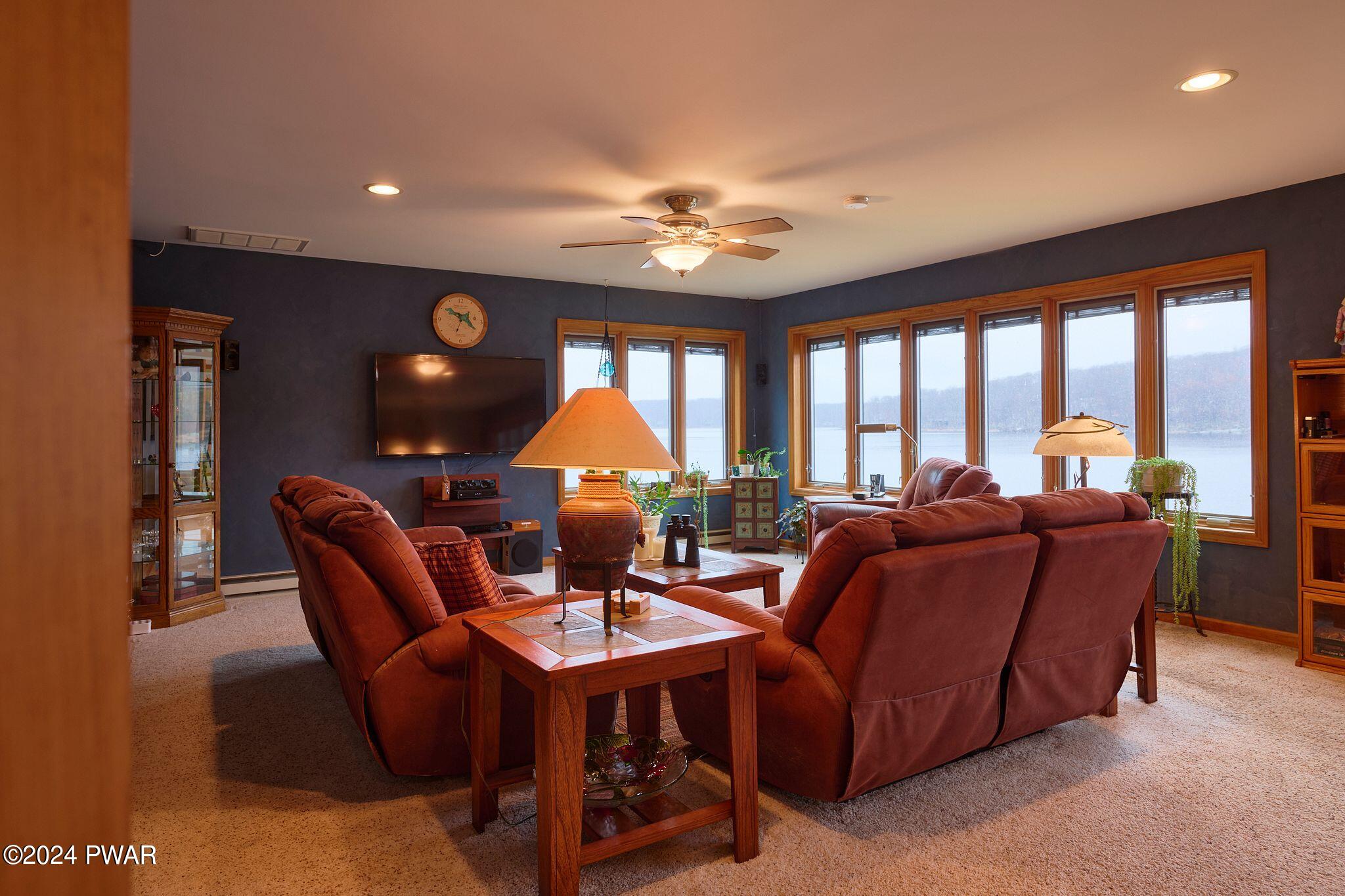 Hawley, Pennsylvania 18428, United States, 4 Bedrooms Bedrooms, ,2 BathroomsBathrooms,Residential,Pending,61446