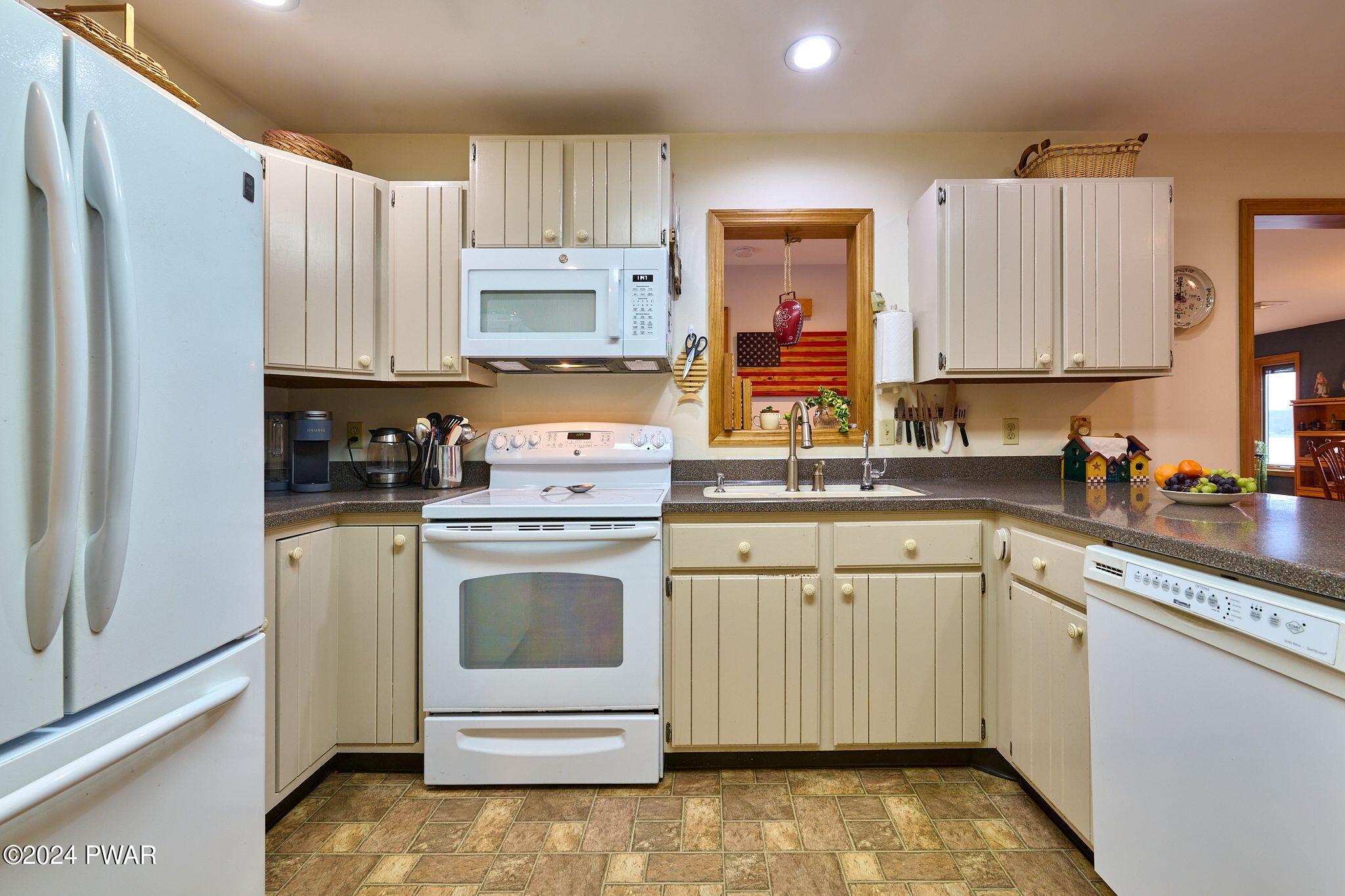 Hawley, Pennsylvania 18428, United States, 4 Bedrooms Bedrooms, ,2 BathroomsBathrooms,Residential,Pending,61446