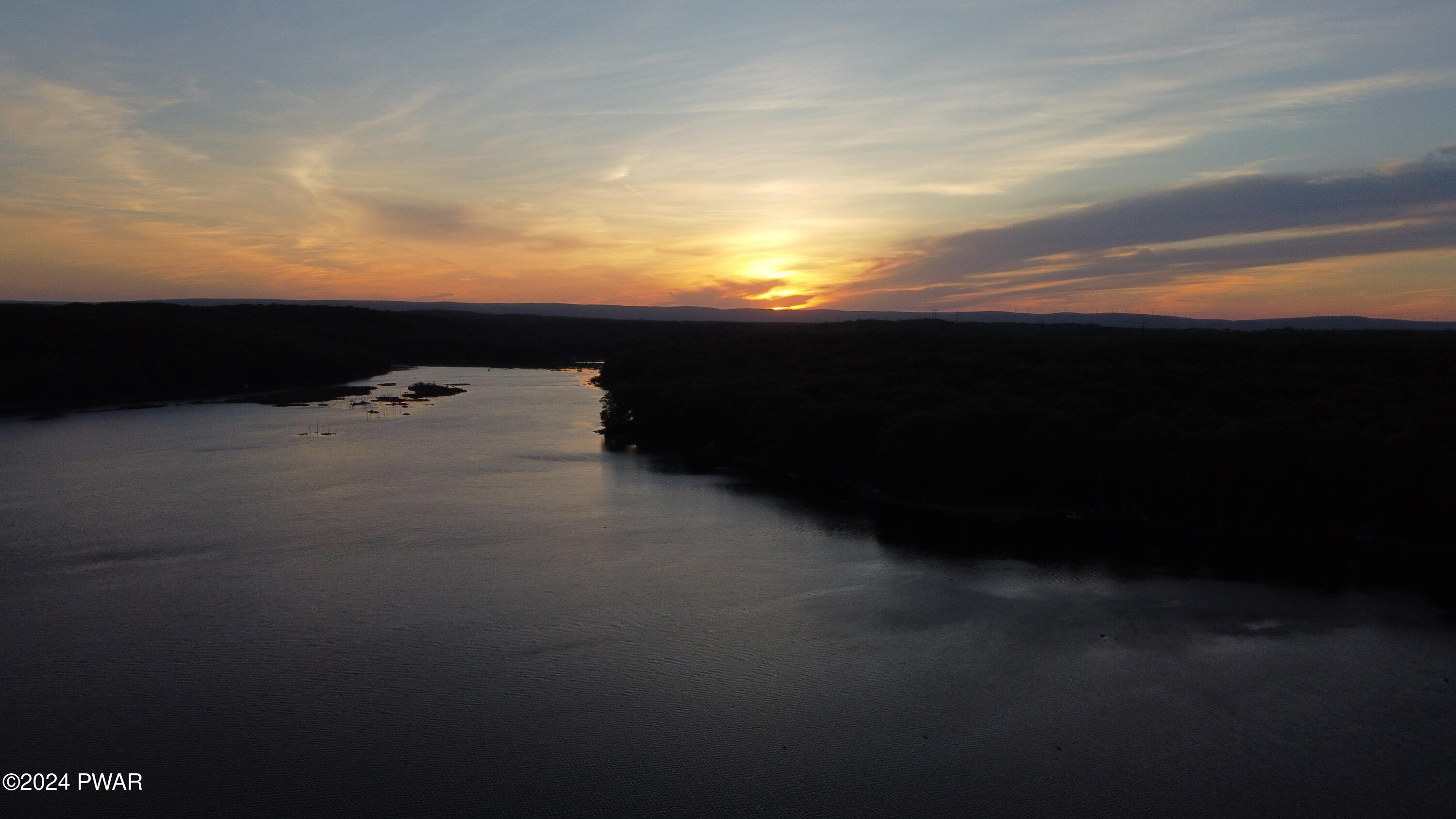 Hawley, Pennsylvania 18428, United States, 4 Bedrooms Bedrooms, ,2 BathroomsBathrooms,Residential,Pending,61446