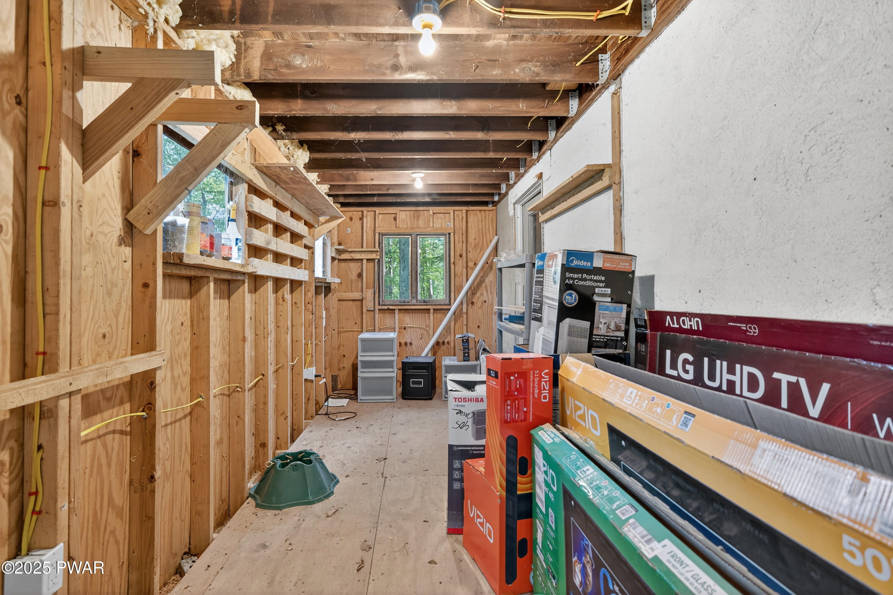 Lords Valley, Pennsylvania 18428, United States, 3 Bedrooms Bedrooms, ,2 BathroomsBathrooms,Residential,Active,201011