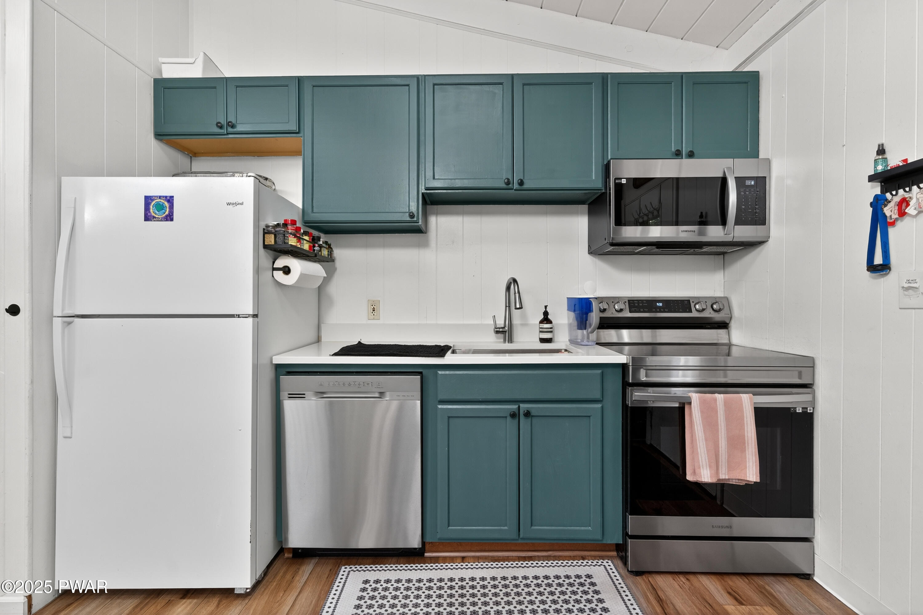 Lords Valley, Pennsylvania 18428, United States, 3 Bedrooms Bedrooms, ,2 BathroomsBathrooms,Residential,Active,201011