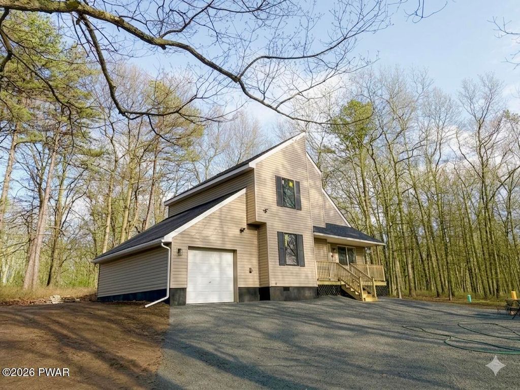 Photo of 127 Vista Court, Bushkill, PA 18324 (MLS # PW261025)