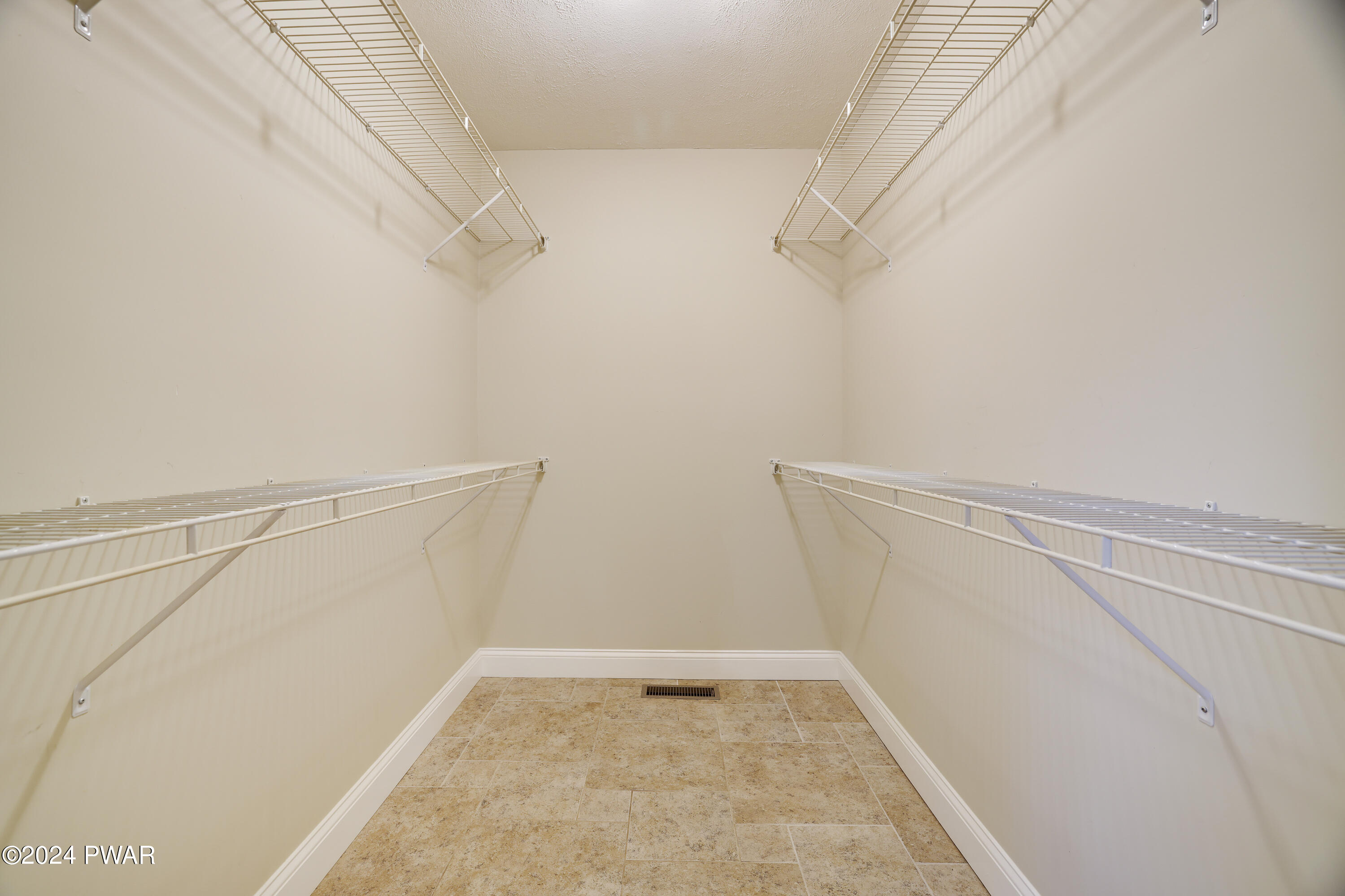 Hawley, Pennsylvania 18428, United States, 3 Bedrooms Bedrooms, ,2 BathroomsBathrooms,Residential,Pending,61617