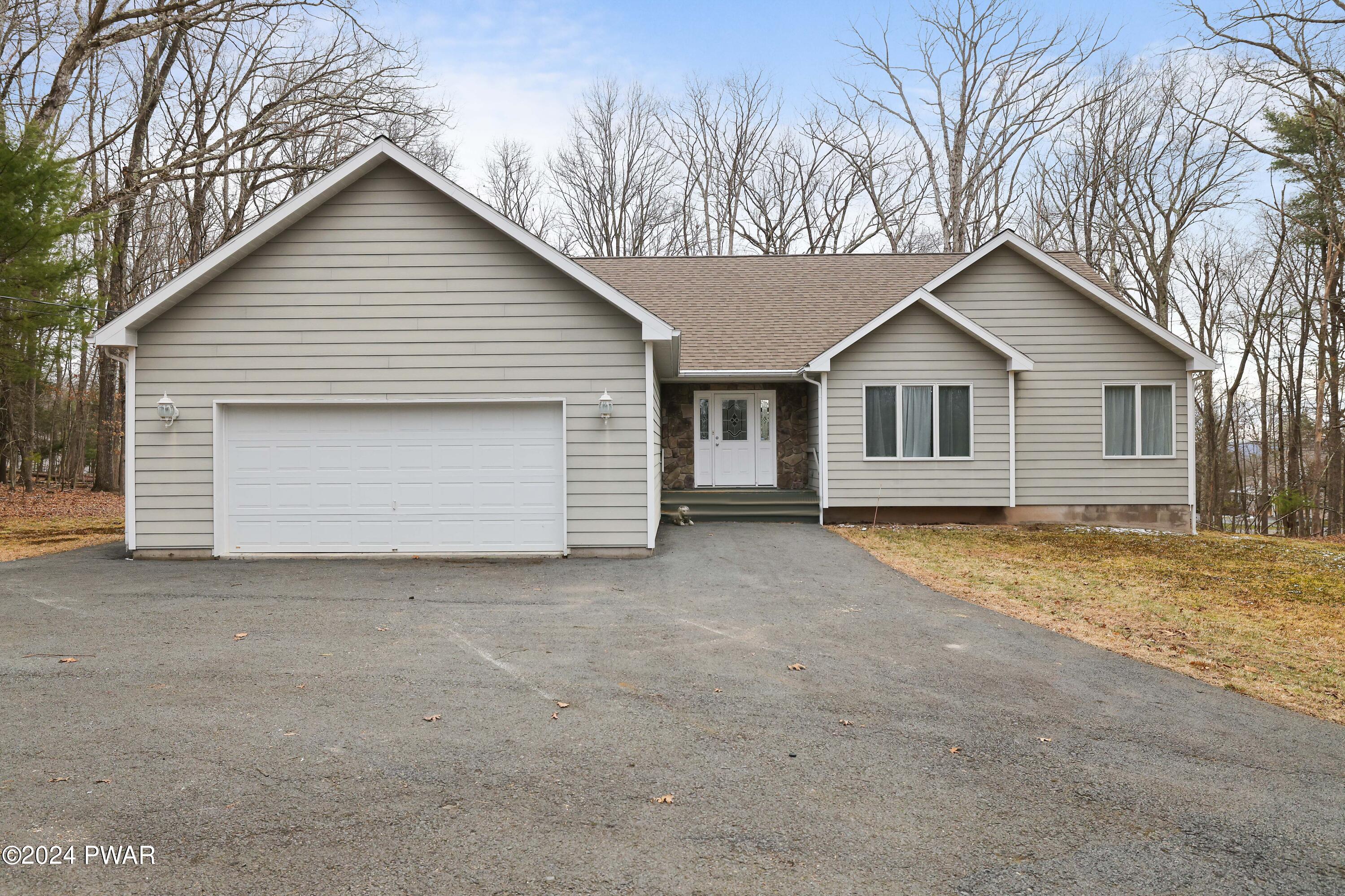 Hawley, Pennsylvania 18428, United States, 3 Bedrooms Bedrooms, ,2 BathroomsBathrooms,Residential,Pending,61617