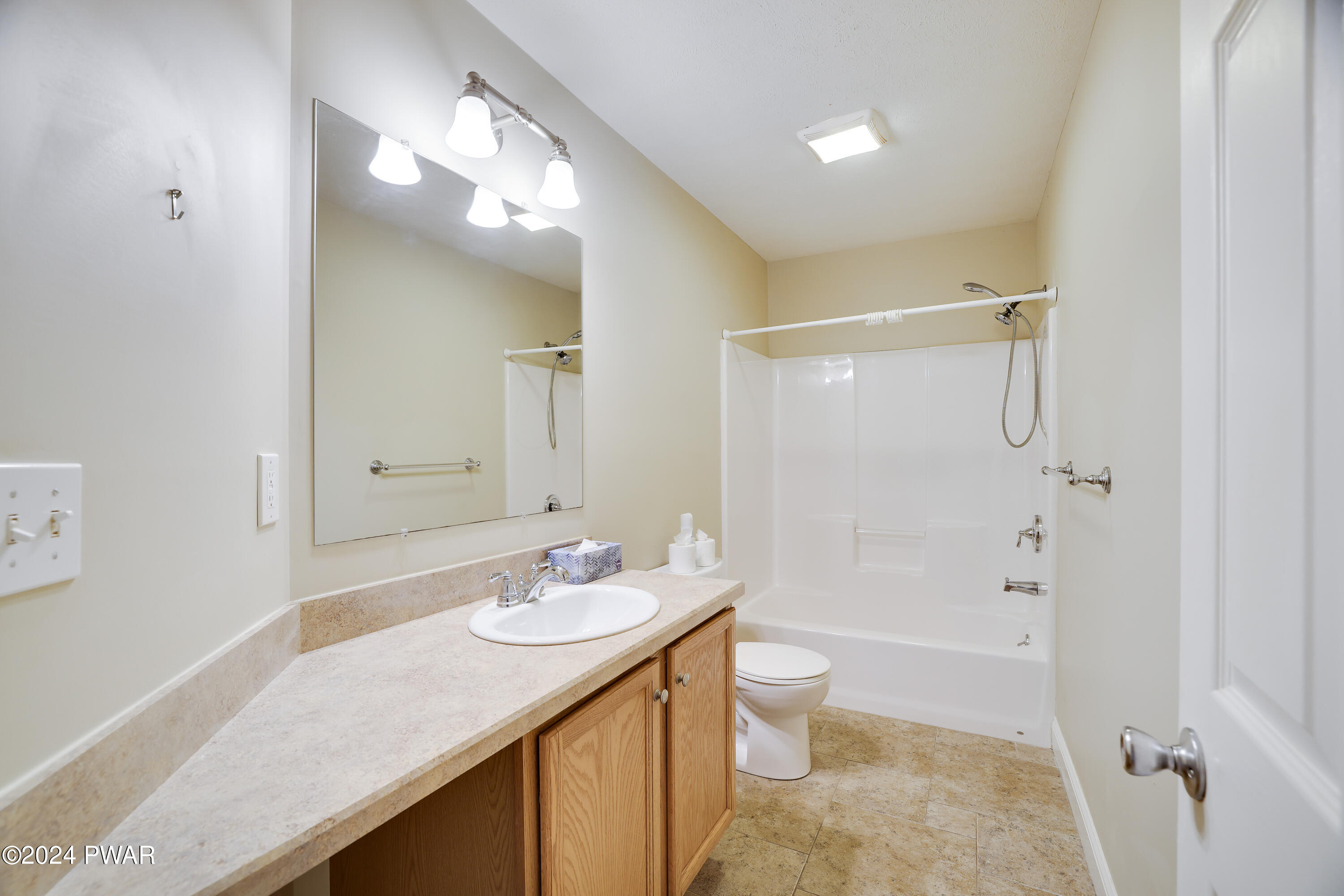 Hawley, Pennsylvania 18428, United States, 3 Bedrooms Bedrooms, ,2 BathroomsBathrooms,Residential,Pending,61617