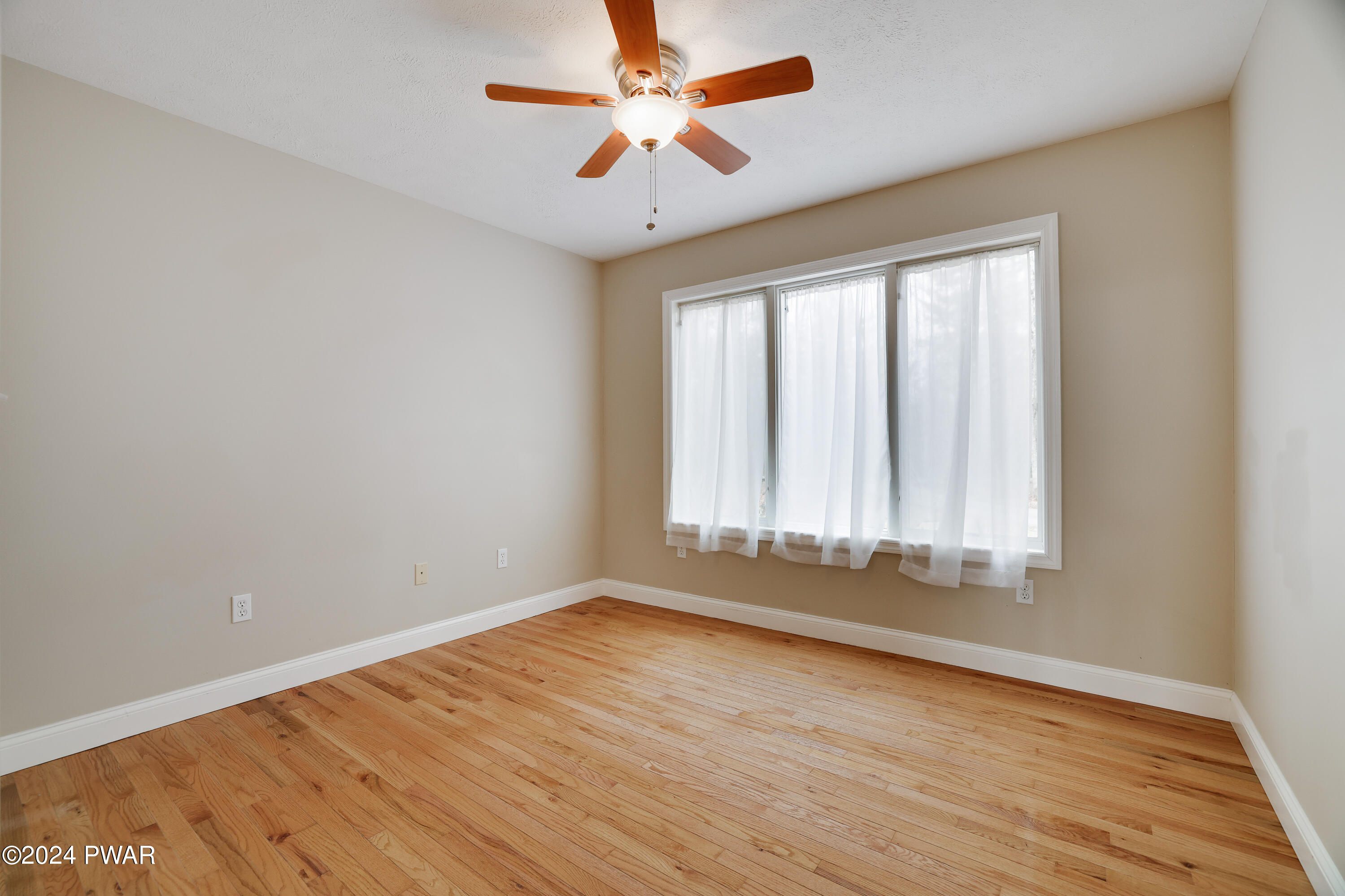 Hawley, Pennsylvania 18428, United States, 3 Bedrooms Bedrooms, ,2 BathroomsBathrooms,Residential,Pending,61617