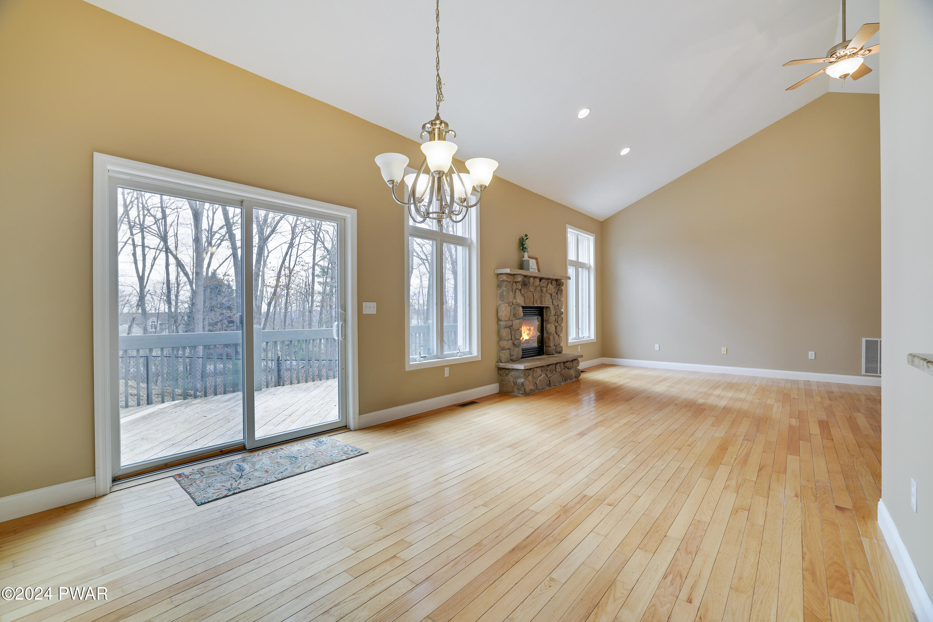 Hawley, Pennsylvania 18428, United States, 3 Bedrooms Bedrooms, ,2 BathroomsBathrooms,Residential,Pending,61617