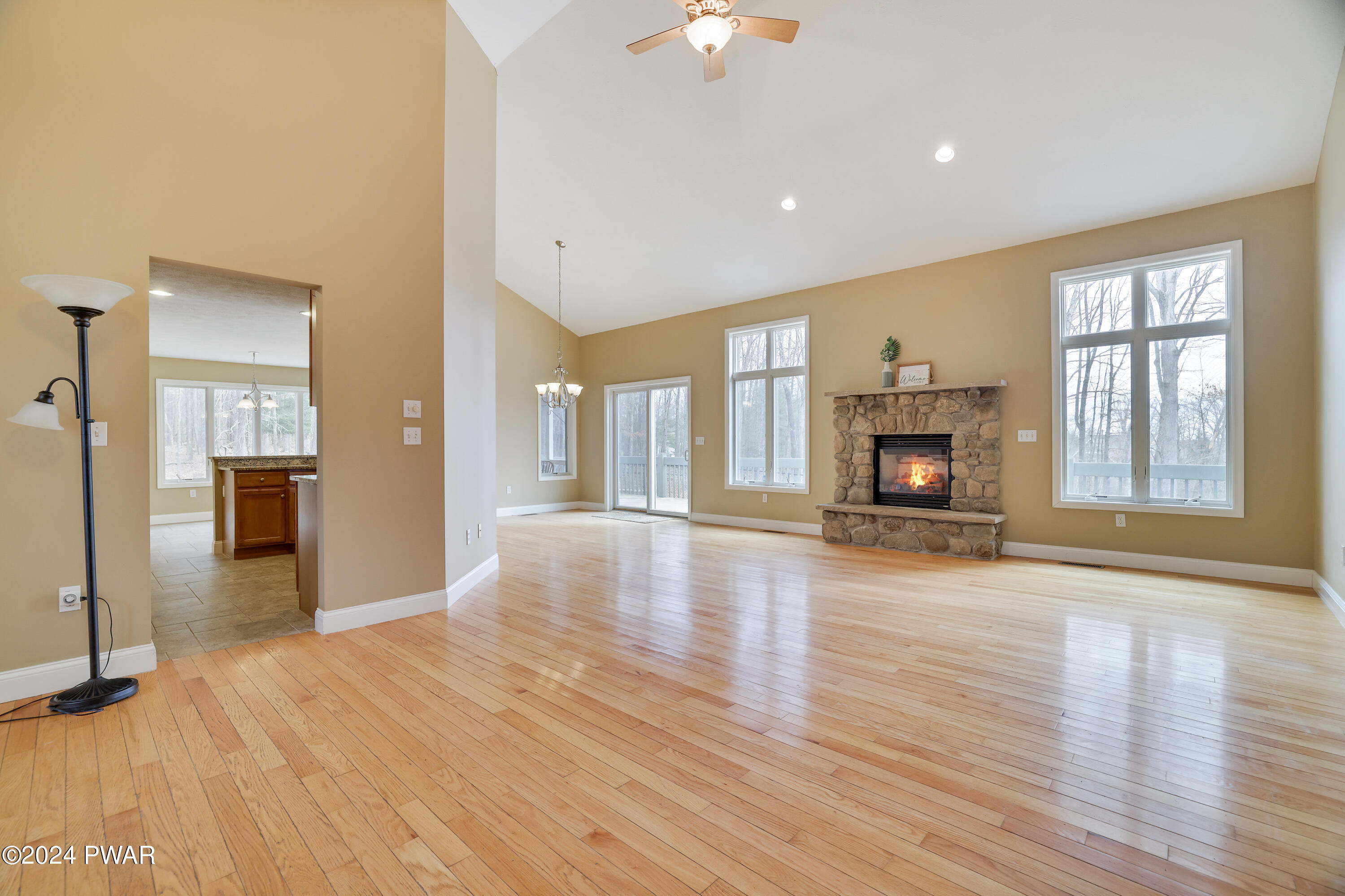 Hawley, Pennsylvania 18428, United States, 3 Bedrooms Bedrooms, ,2 BathroomsBathrooms,Residential,Pending,61617