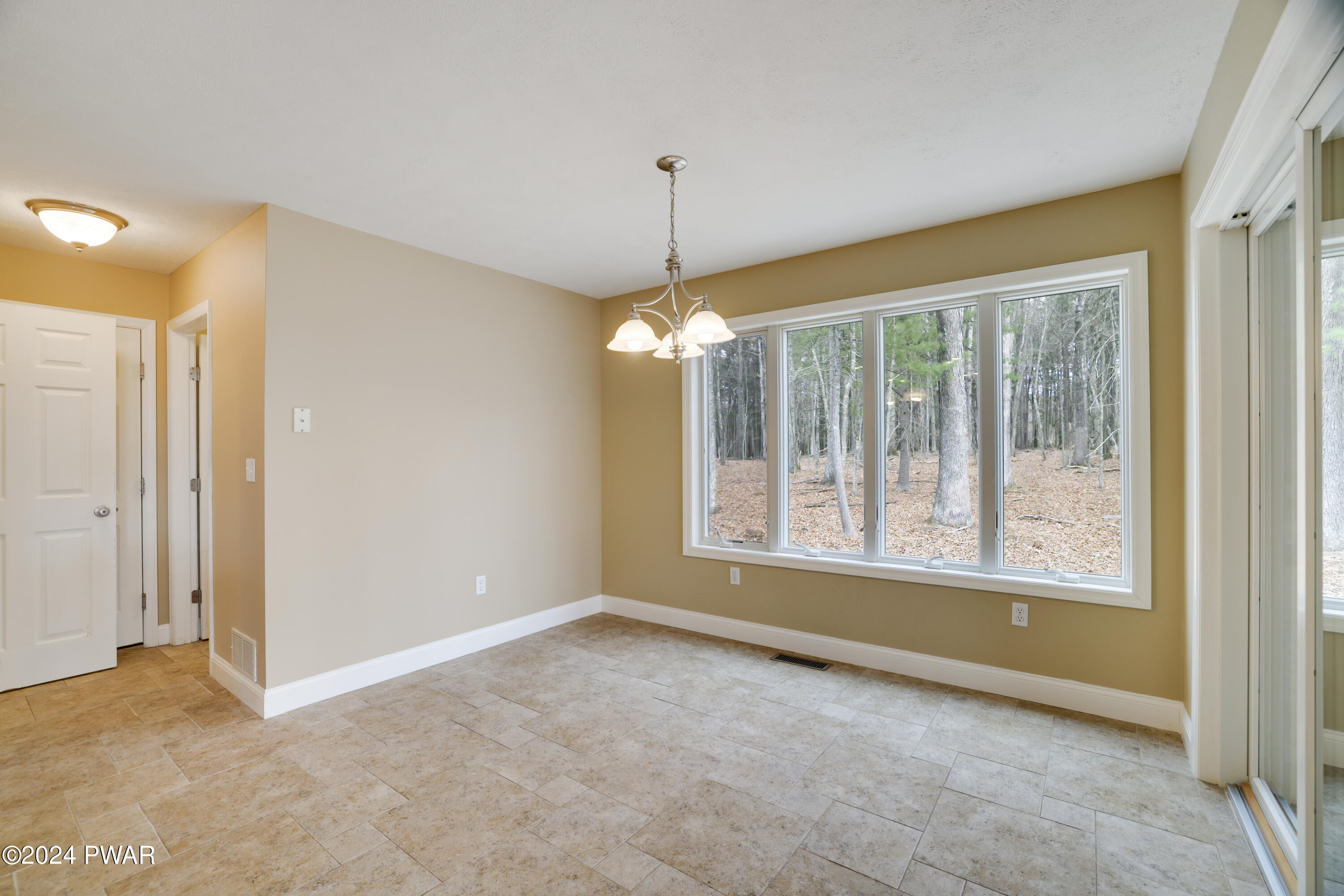 Hawley, Pennsylvania 18428, United States, 3 Bedrooms Bedrooms, ,2 BathroomsBathrooms,Residential,Pending,61617