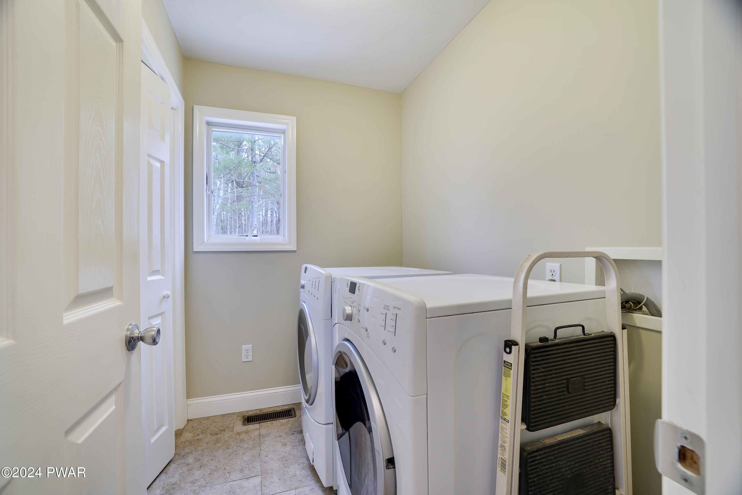 Hawley, Pennsylvania 18428, United States, 3 Bedrooms Bedrooms, ,2 BathroomsBathrooms,Residential,Pending,61617