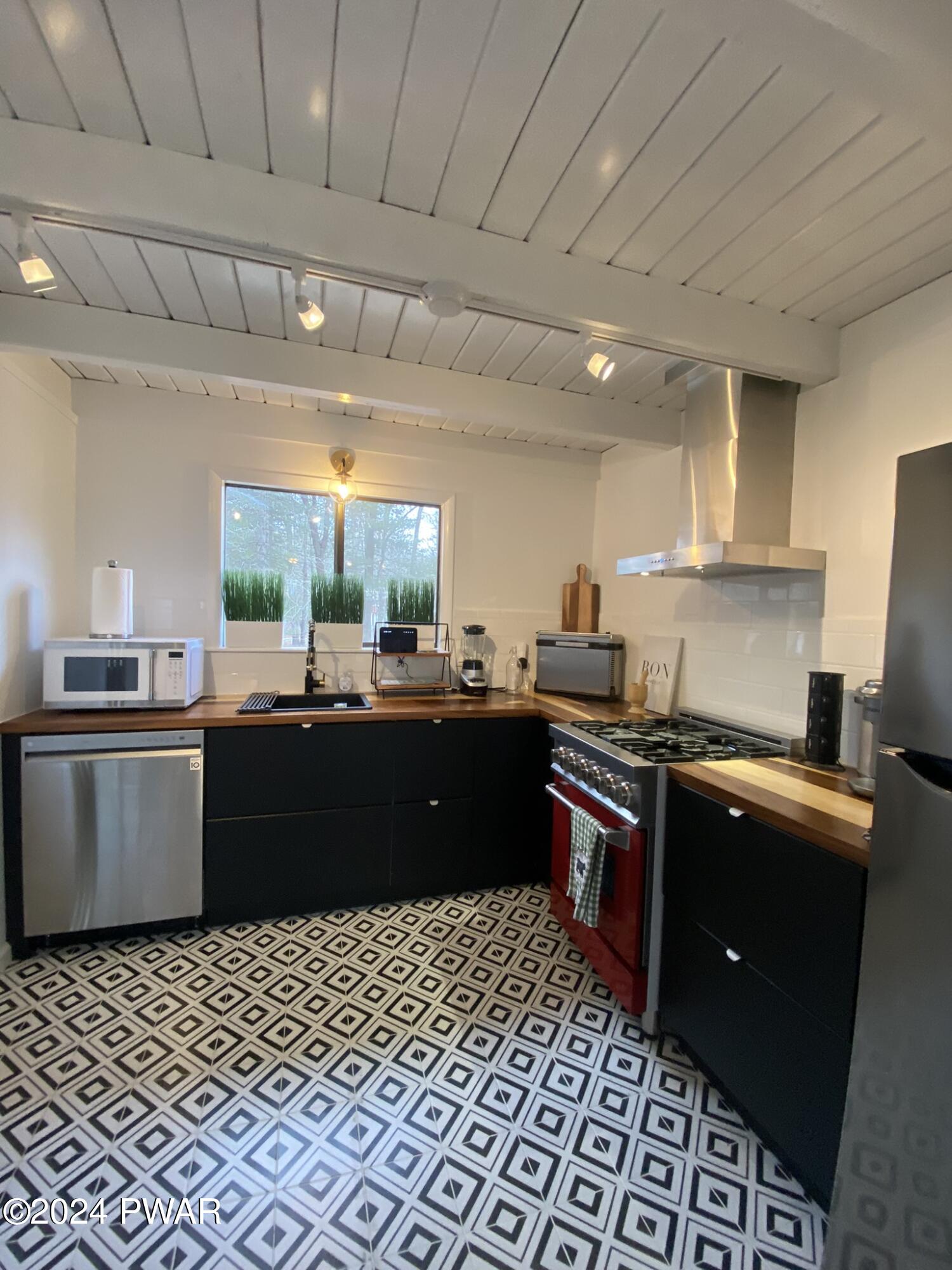 Hawley, Pennsylvania 18428, United States, 3 Bedrooms Bedrooms, ,2 BathroomsBathrooms,Residential,Active,67315