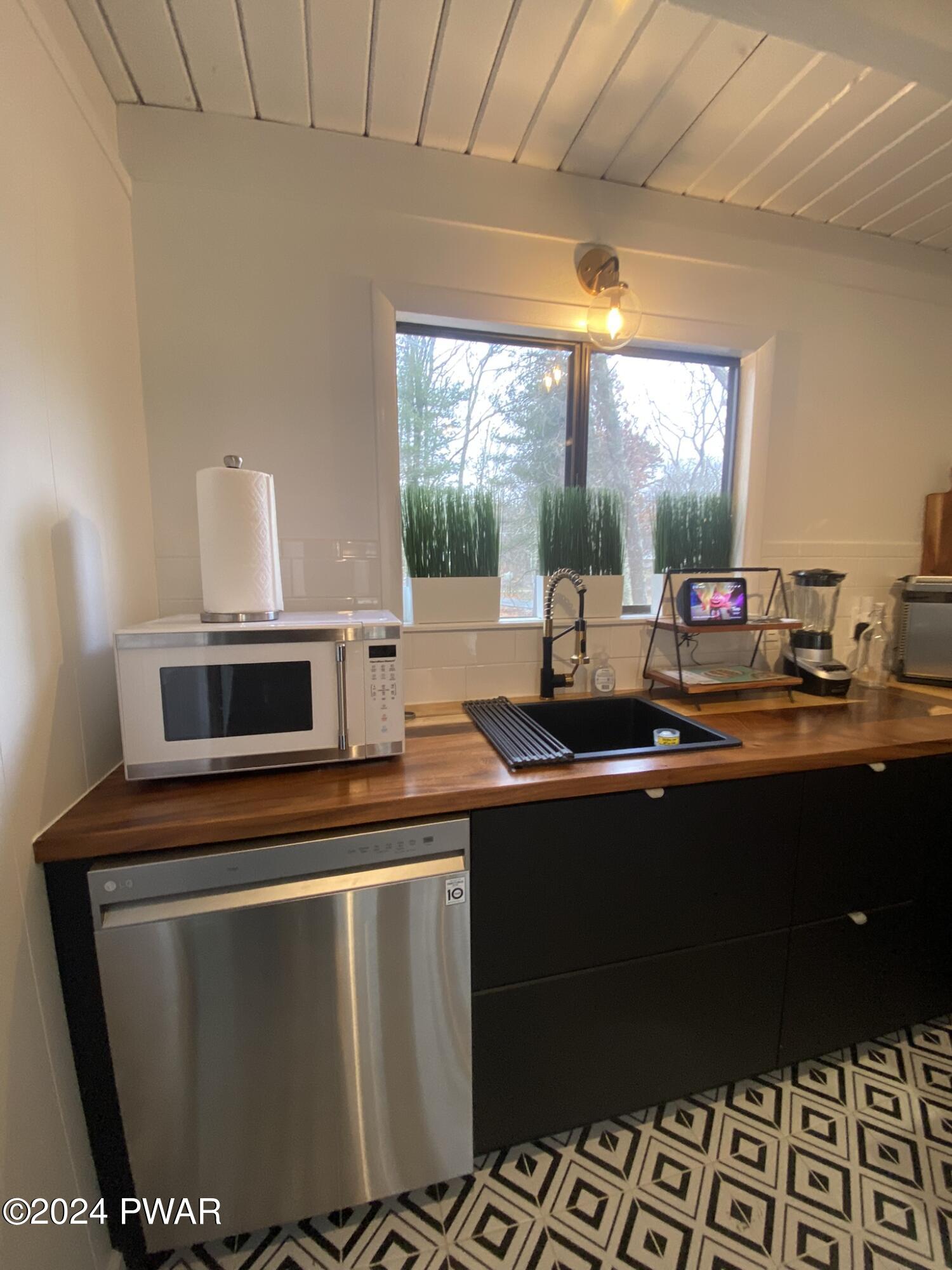 Hawley, Pennsylvania 18428, United States, 3 Bedrooms Bedrooms, ,2 BathroomsBathrooms,Residential,Active,67315