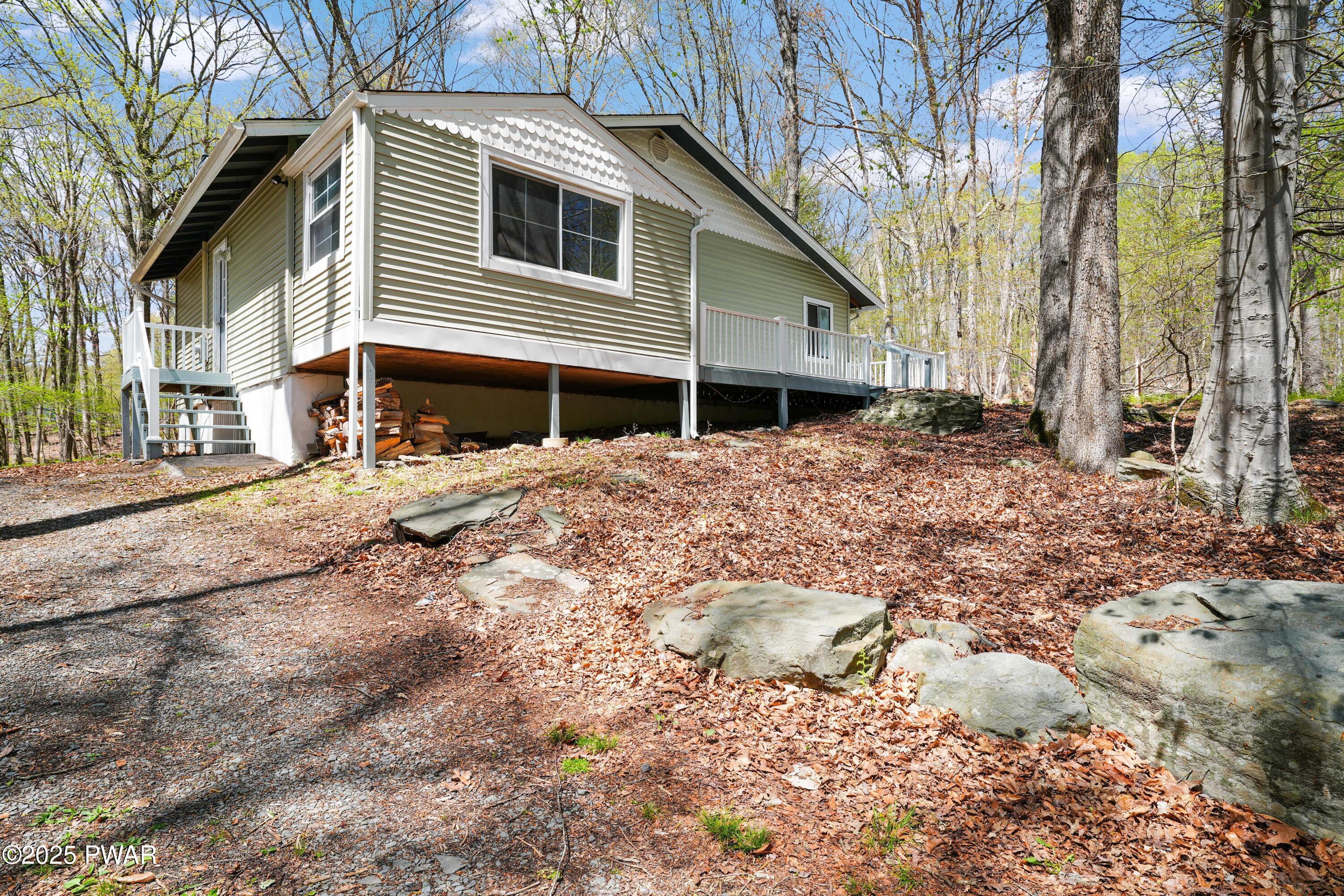 109 Grossbeak Court, Bushkill, Pennsylvania image 2