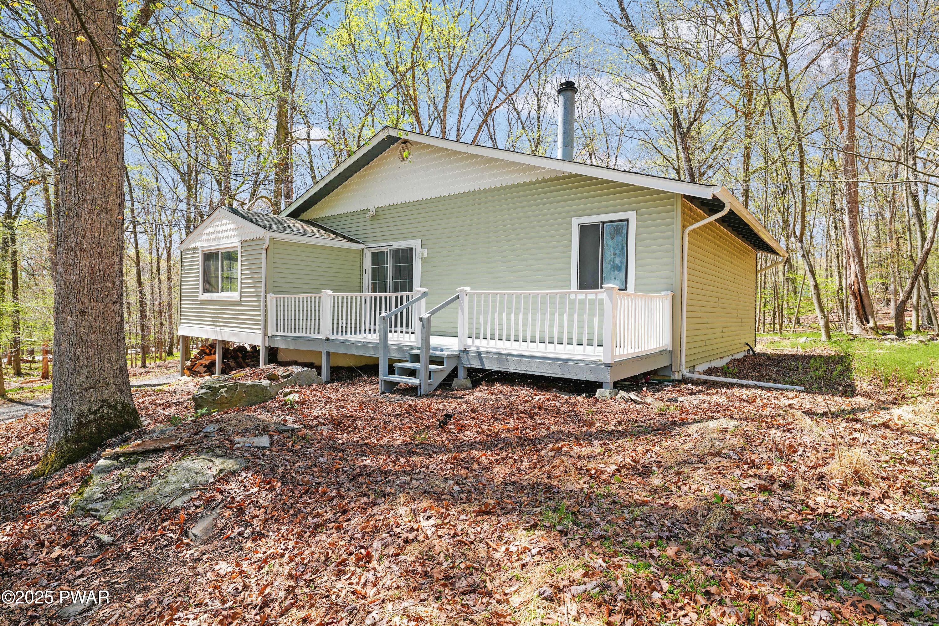109 Grossbeak Court, Bushkill, Pennsylvania image 1