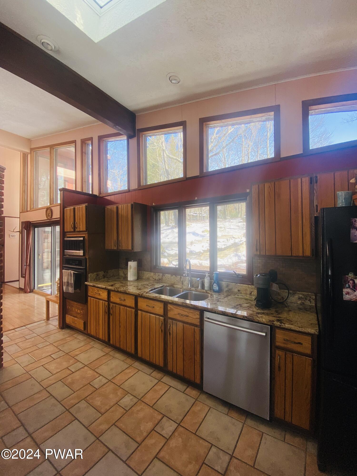 Lords Valley, Pennsylvania 18428, United States, 4 Bedrooms Bedrooms, ,3 BathroomsBathrooms,Residential,Pending,66444