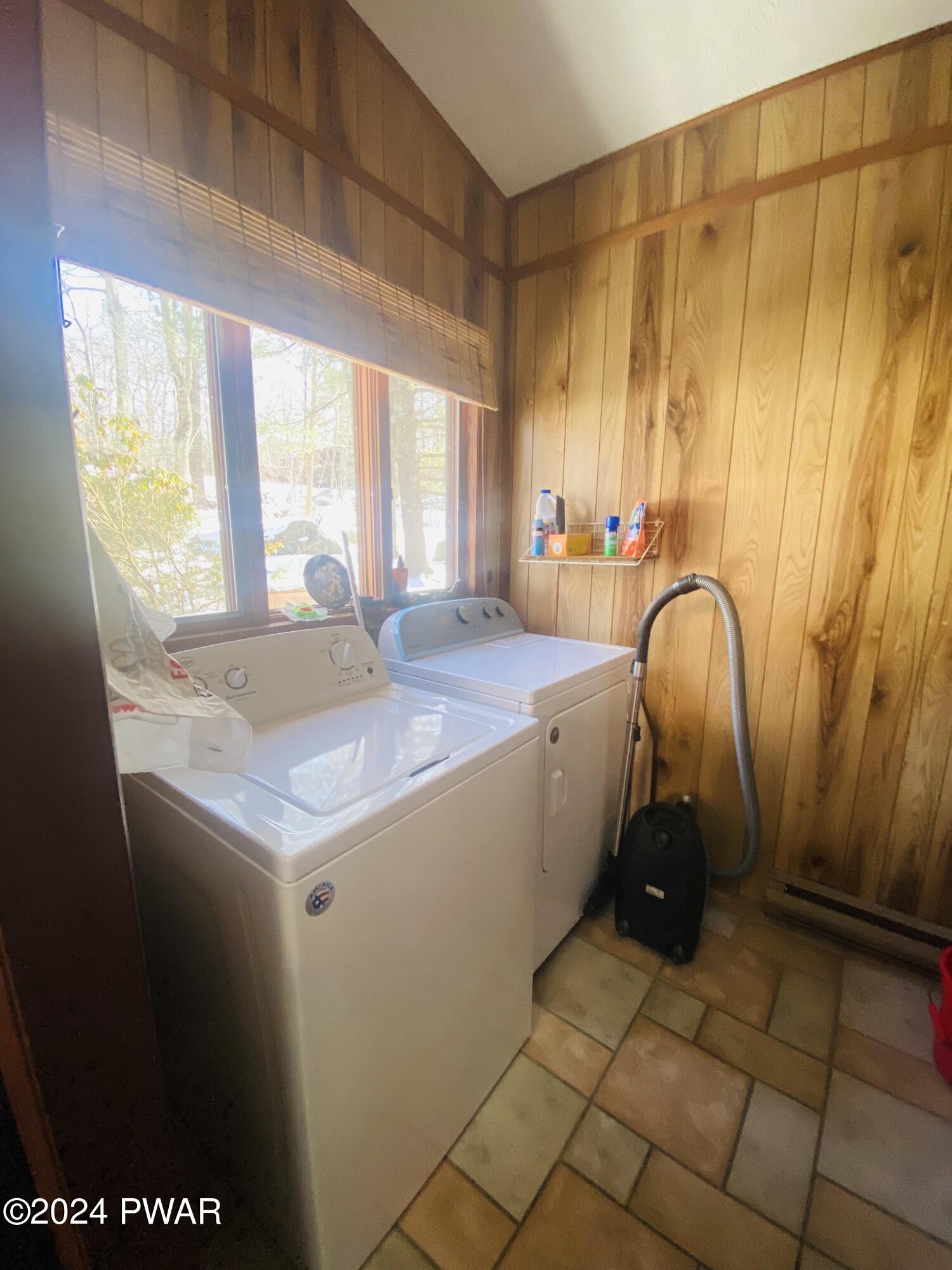 Lords Valley, Pennsylvania 18428, United States, 4 Bedrooms Bedrooms, ,3 BathroomsBathrooms,Residential,Pending,66444