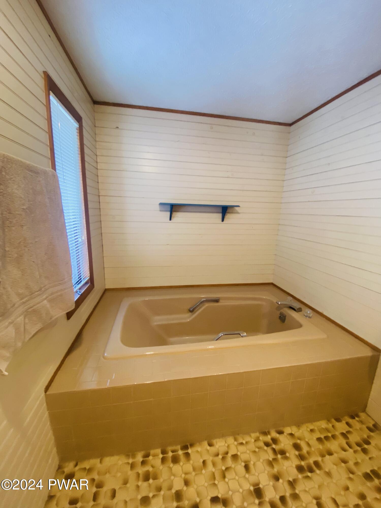 Lords Valley, Pennsylvania 18428, United States, 4 Bedrooms Bedrooms, ,3 BathroomsBathrooms,Residential,Pending,66444