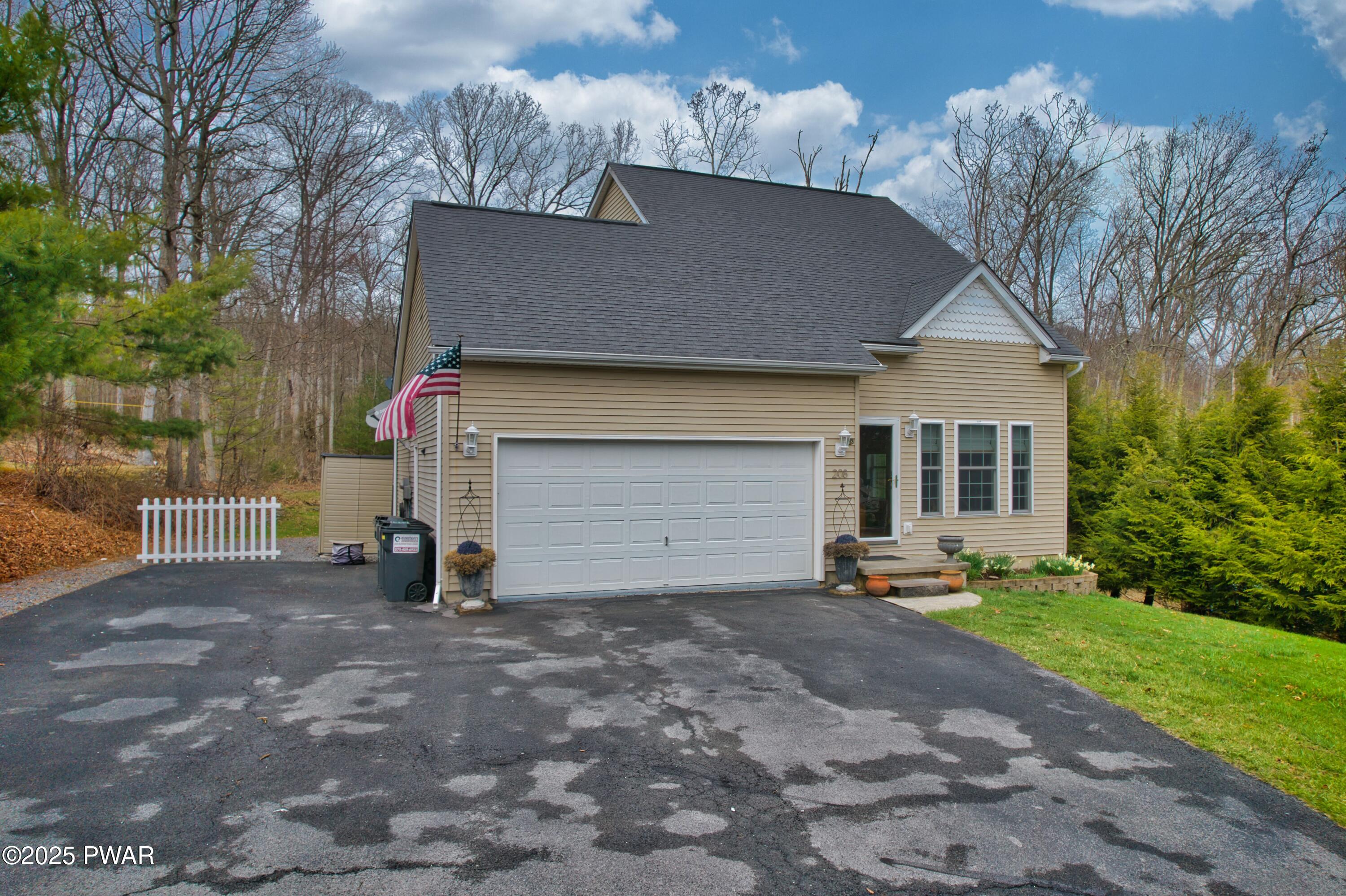 208 Vandermark Drive, Milford, Pennsylvania image 1
