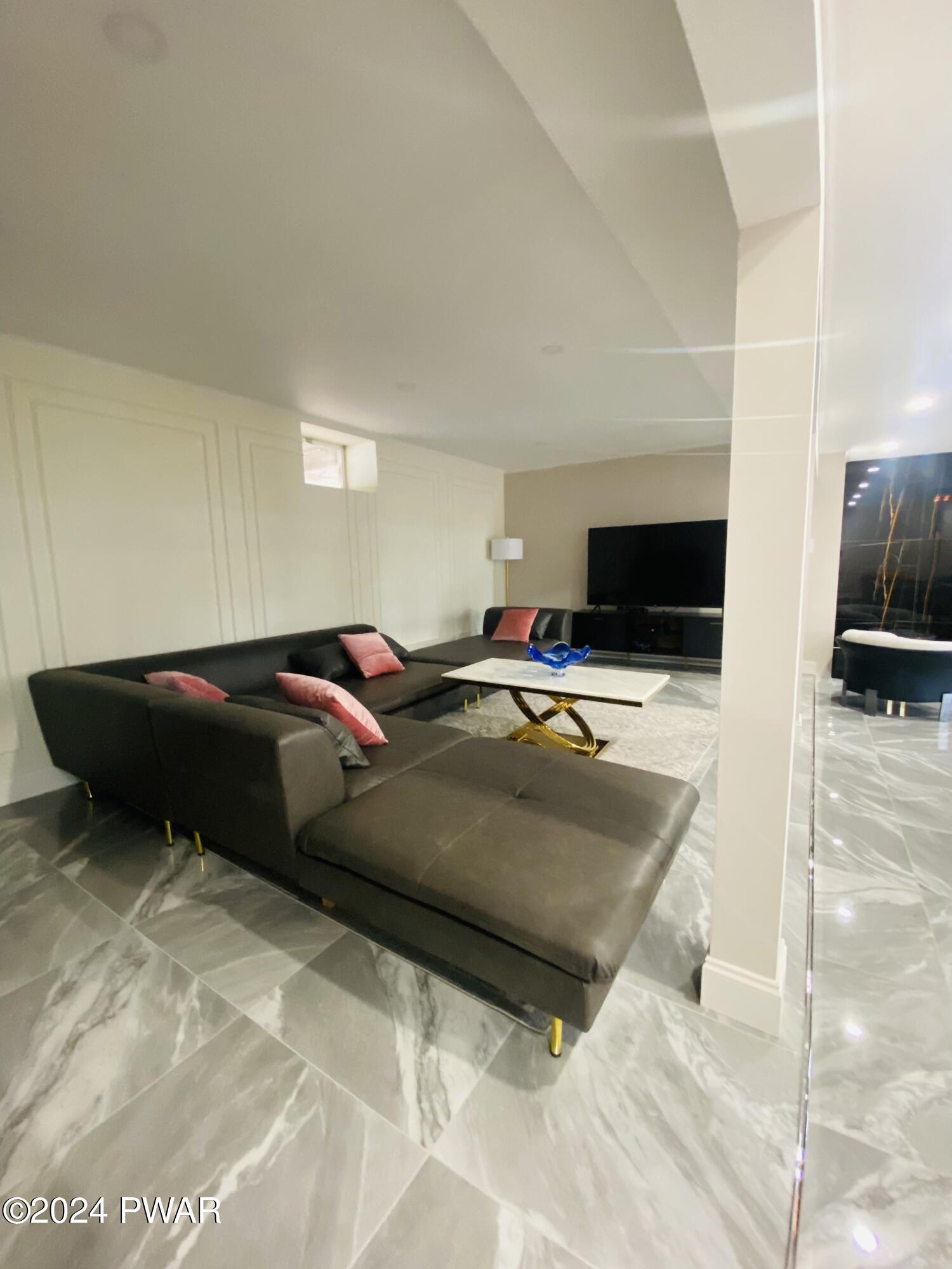 Lords Valley, Pennsylvania 18428, United States, 4 Bedrooms Bedrooms, ,2 BathroomsBathrooms,Residential,Pending,64988