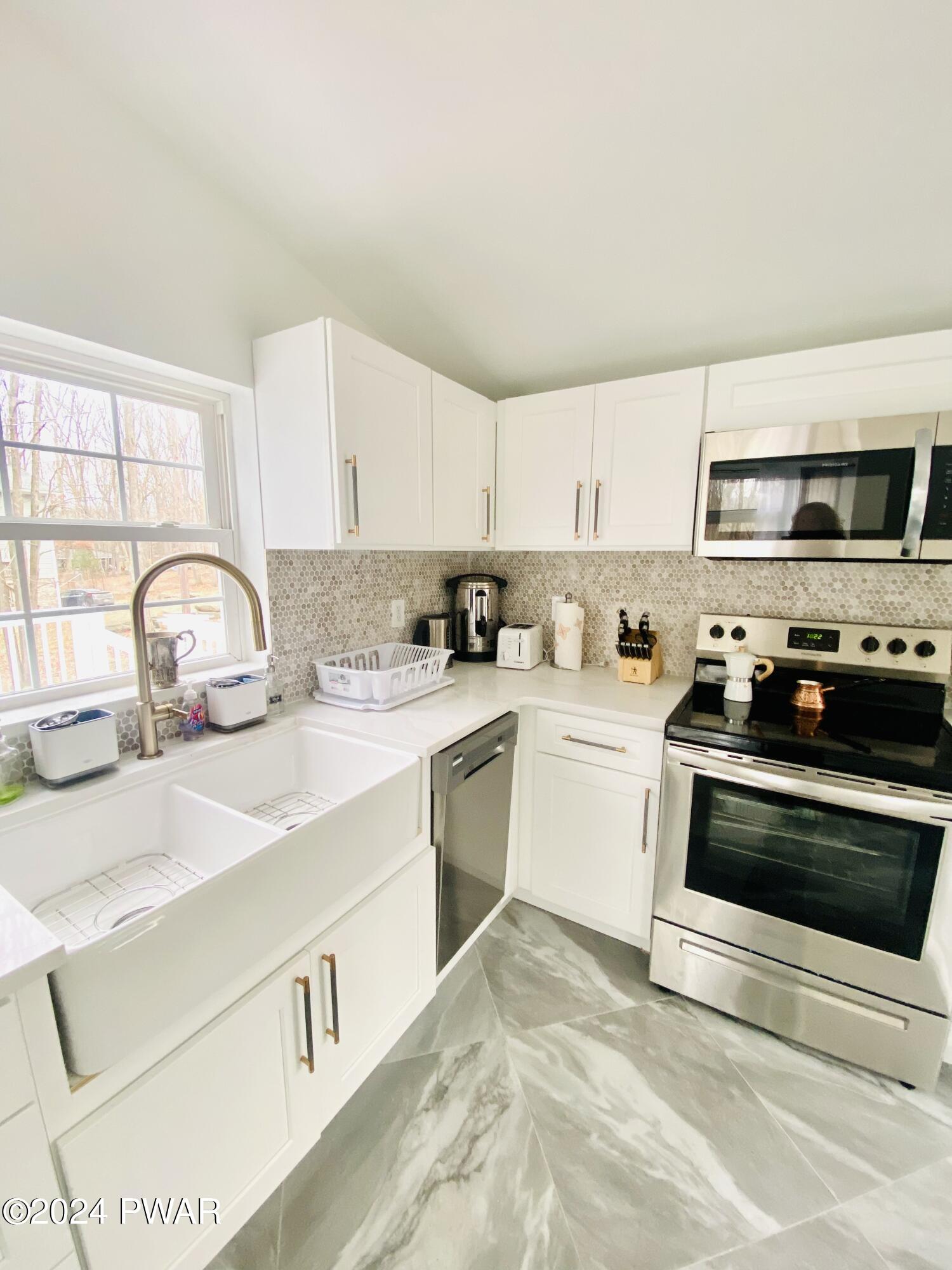 Lords Valley, Pennsylvania 18428, United States, 4 Bedrooms Bedrooms, ,2 BathroomsBathrooms,Residential,Pending,64988