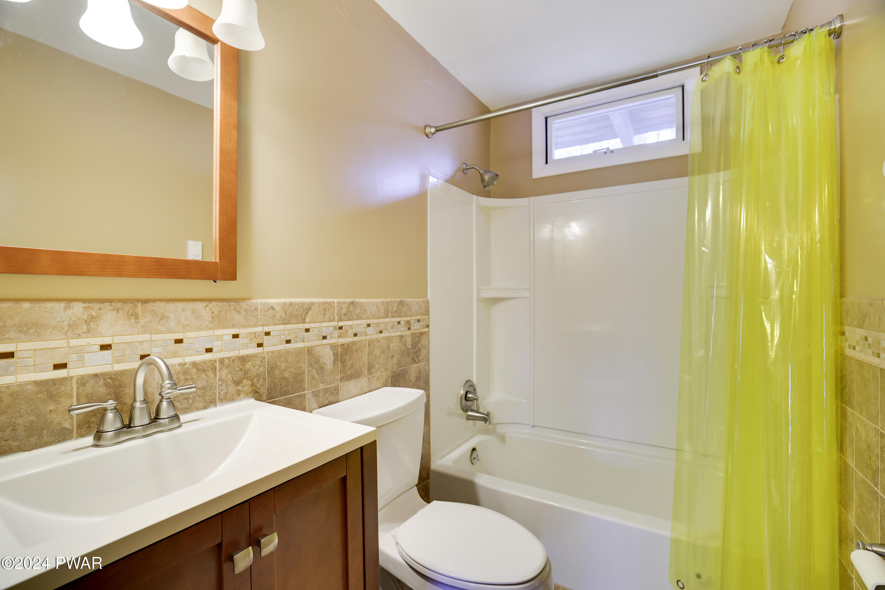 Hawley, Pennsylvania 18428, United States, 4 Bedrooms Bedrooms, ,2 BathroomsBathrooms,Residential,Pending,60132