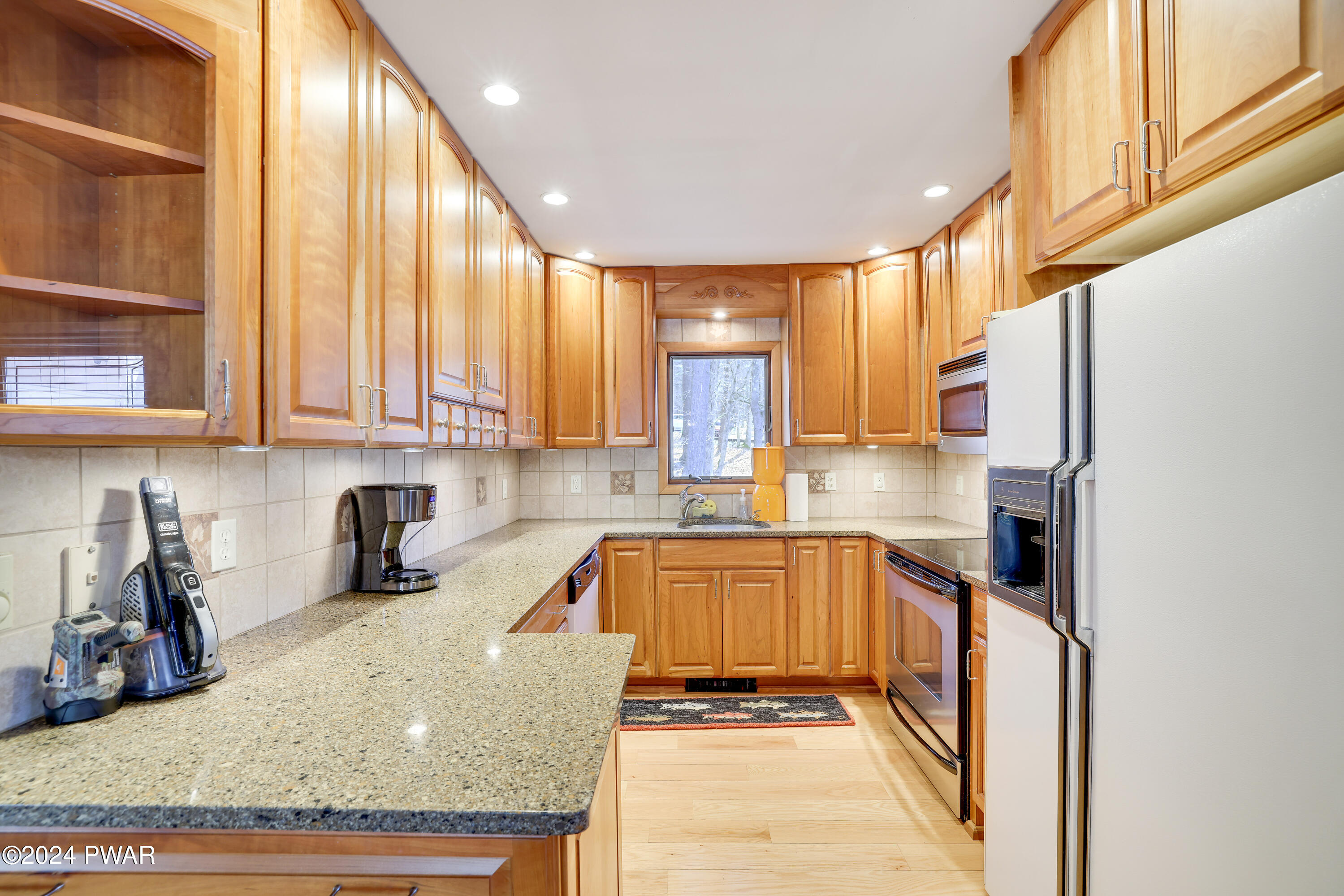 Hawley, Pennsylvania 18428, United States, 4 Bedrooms Bedrooms, ,2 BathroomsBathrooms,Residential,Pending,60132