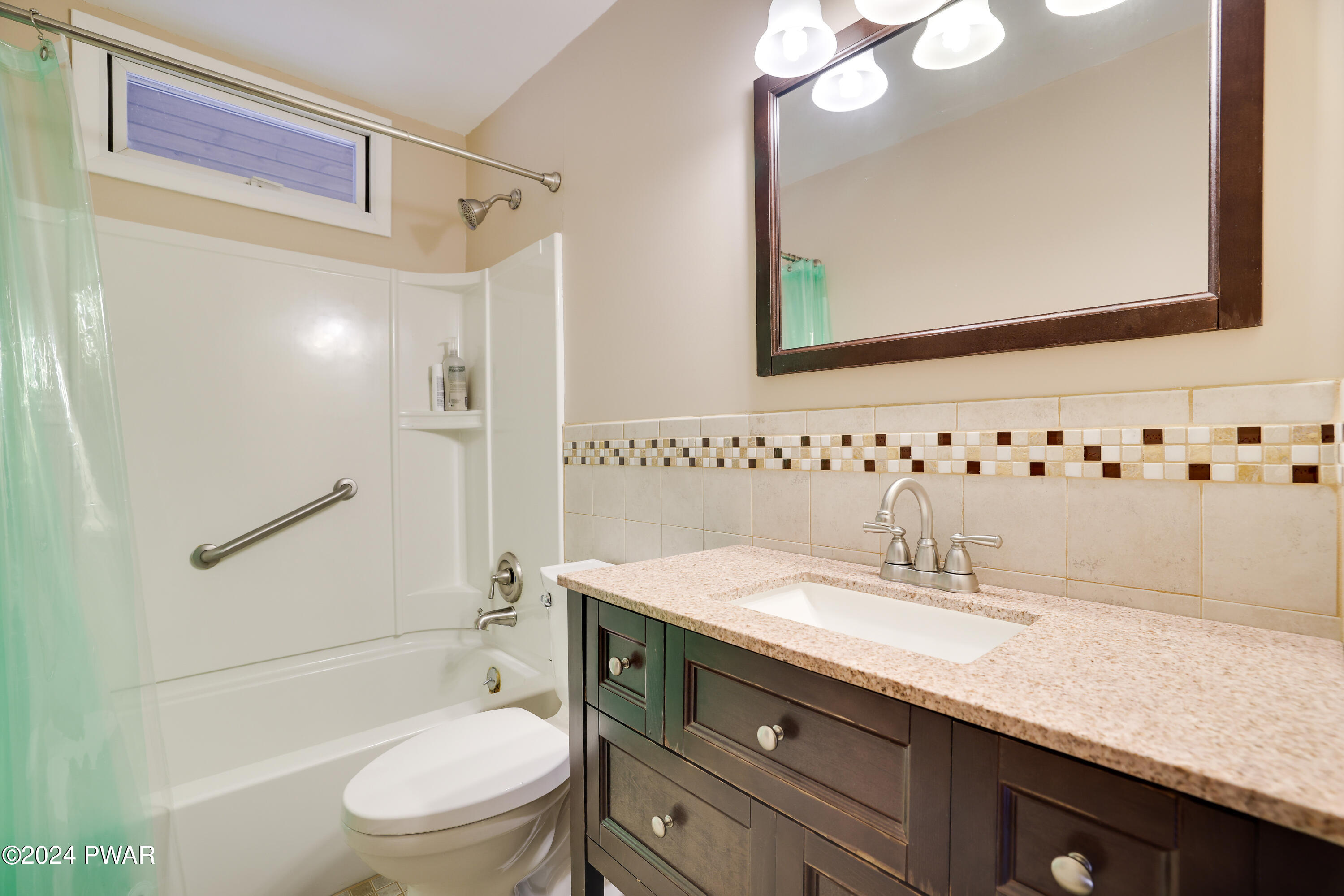 Hawley, Pennsylvania 18428, United States, 4 Bedrooms Bedrooms, ,2 BathroomsBathrooms,Residential,Pending,60132