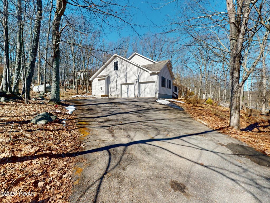 Photo of 104 Shannon Court, Bushkill, PA 18324 (MLS # PW260495)