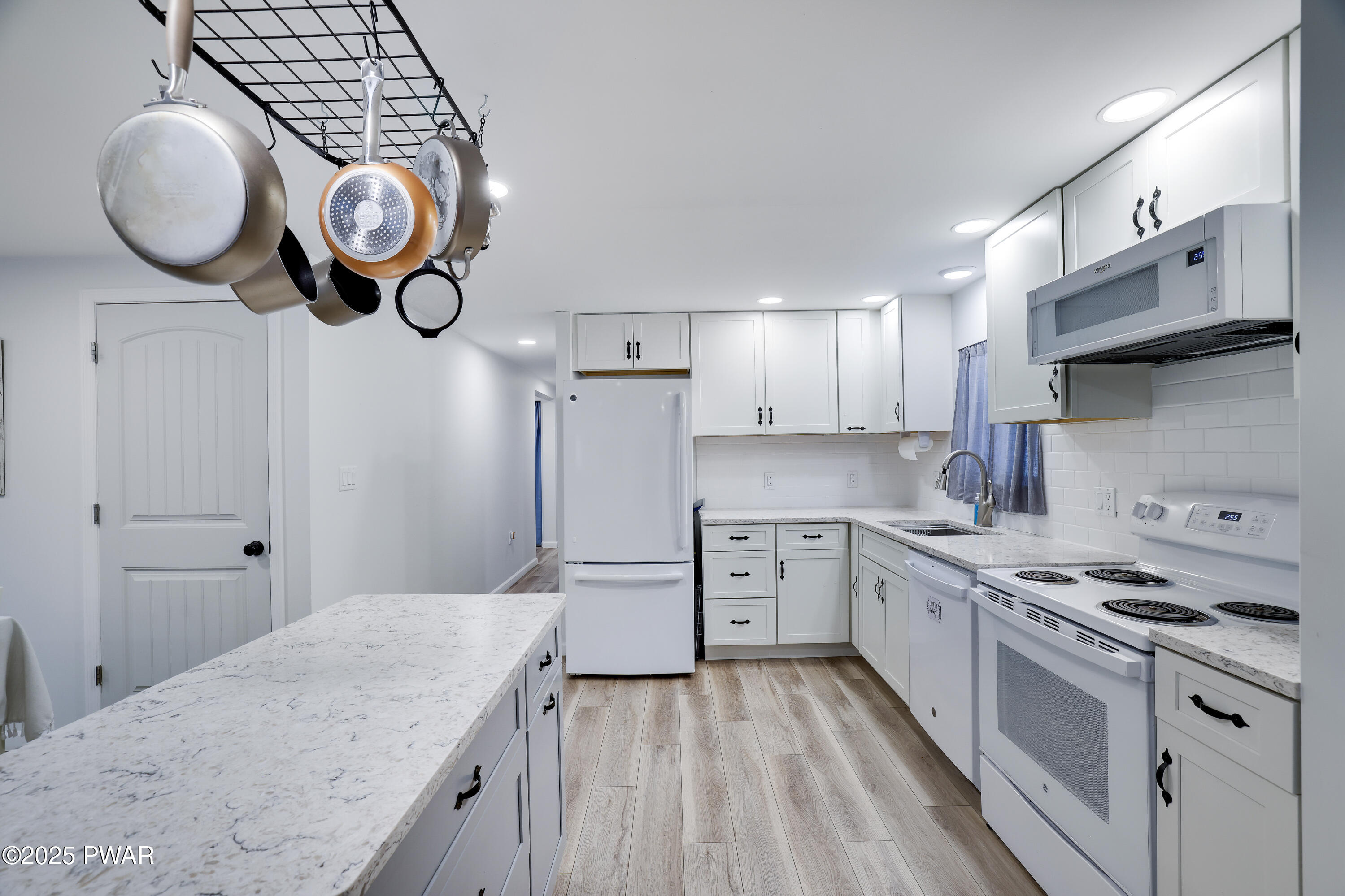 Hawley, Pennsylvania 18428, United States, 3 Bedrooms Bedrooms, ,2 BathroomsBathrooms,Residential,Active,195882