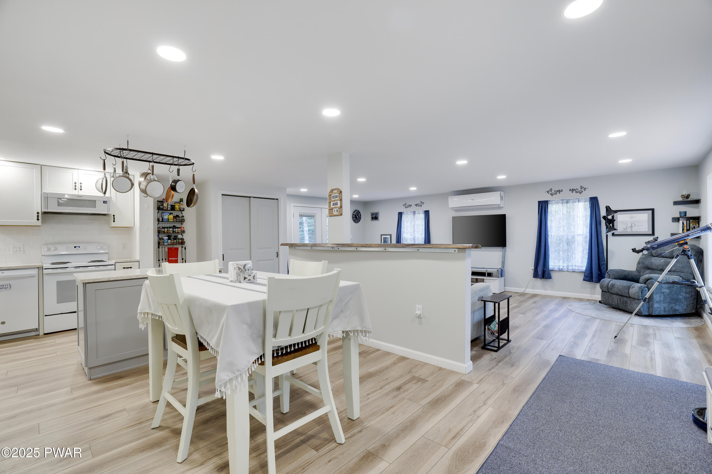 Hawley, Pennsylvania 18428, United States, 3 Bedrooms Bedrooms, ,2 BathroomsBathrooms,Residential,Active,195882