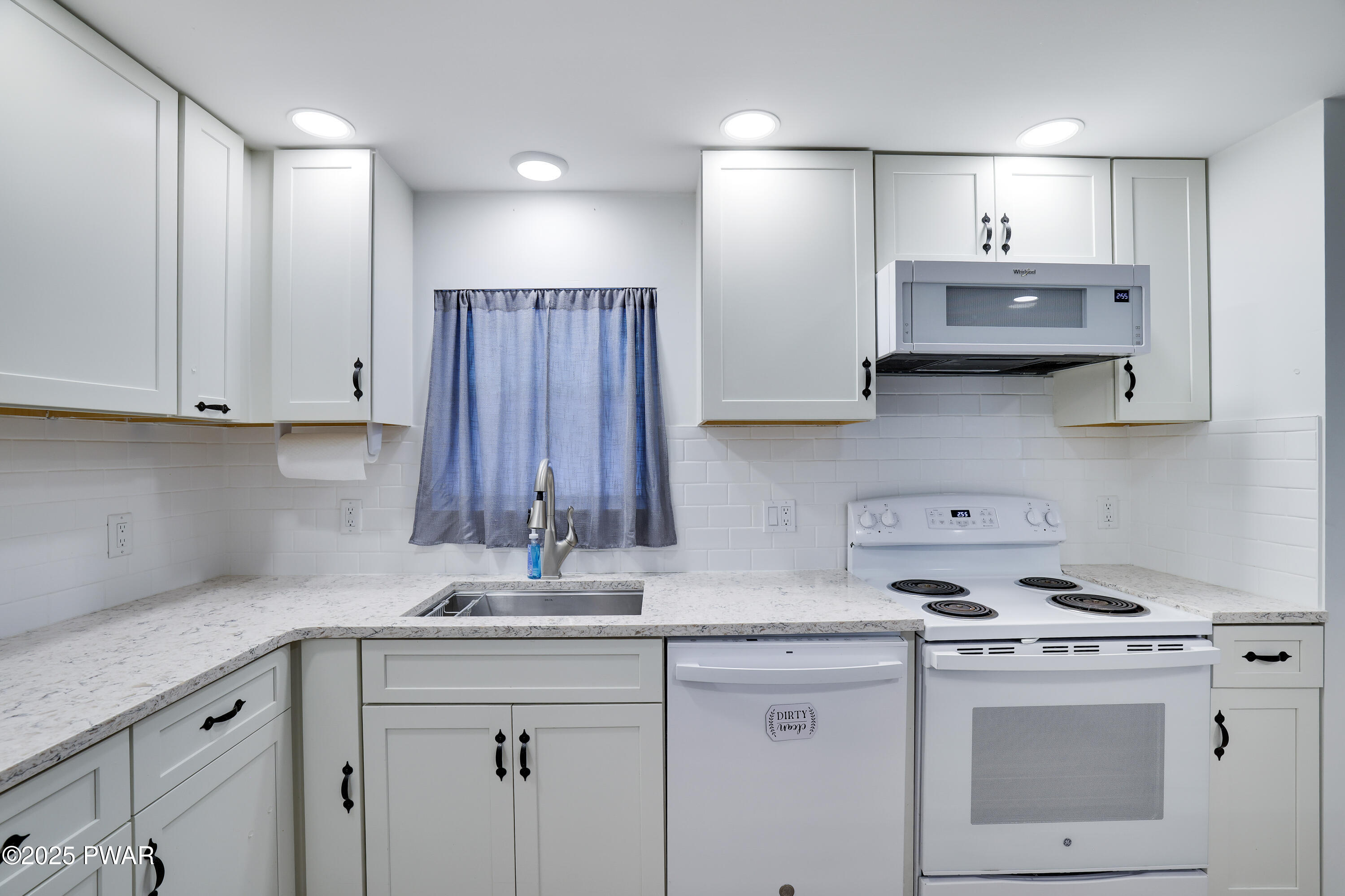 Hawley, Pennsylvania 18428, United States, 3 Bedrooms Bedrooms, ,2 BathroomsBathrooms,Residential,Active,195882