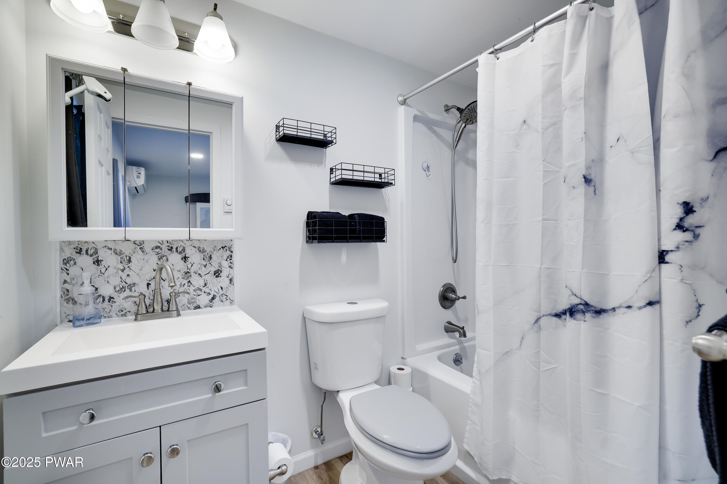 Hawley, Pennsylvania 18428, United States, 3 Bedrooms Bedrooms, ,2 BathroomsBathrooms,Residential,Active,195882