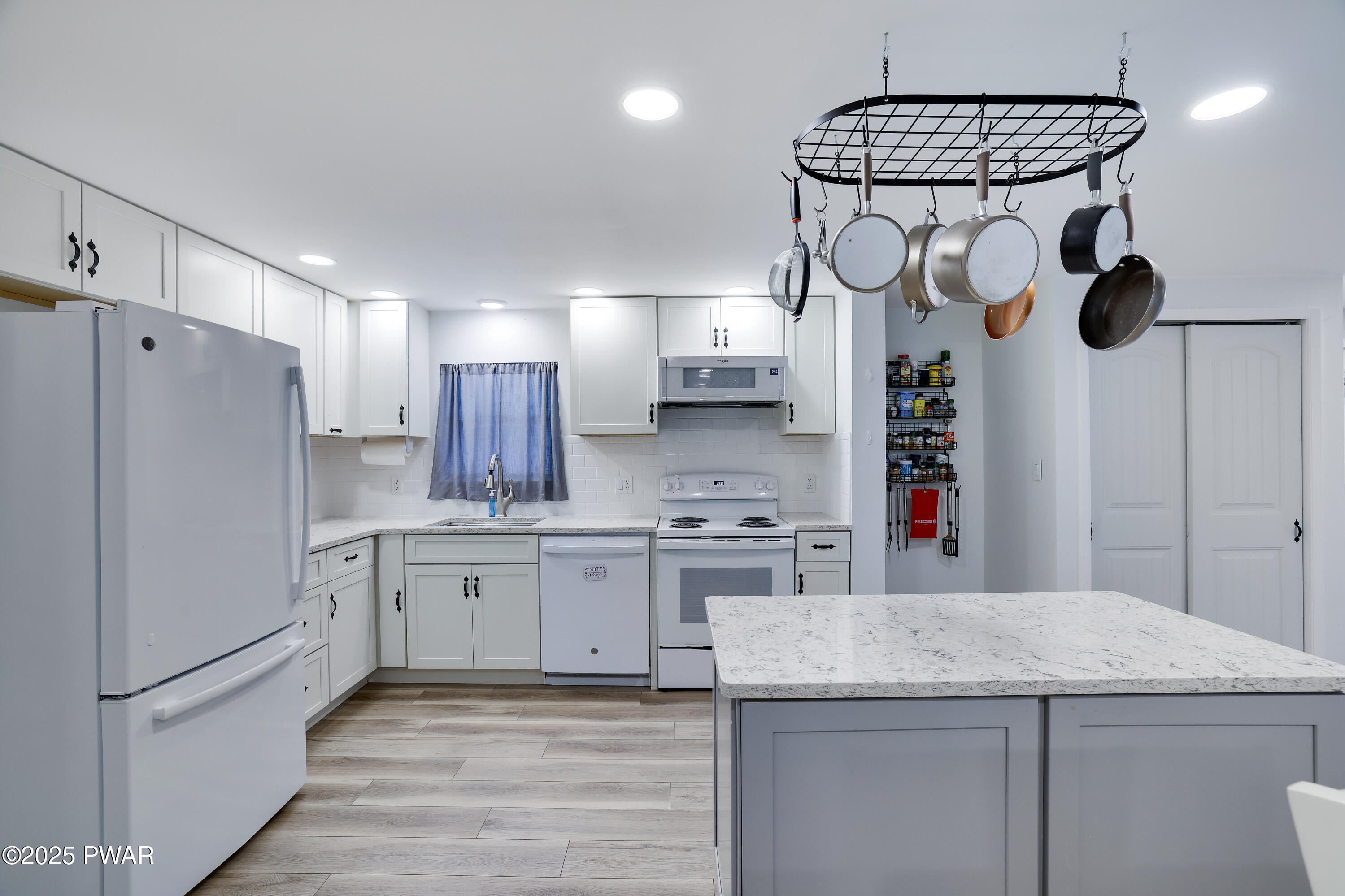 Hawley, Pennsylvania 18428, United States, 3 Bedrooms Bedrooms, ,2 BathroomsBathrooms,Residential,Active,195882