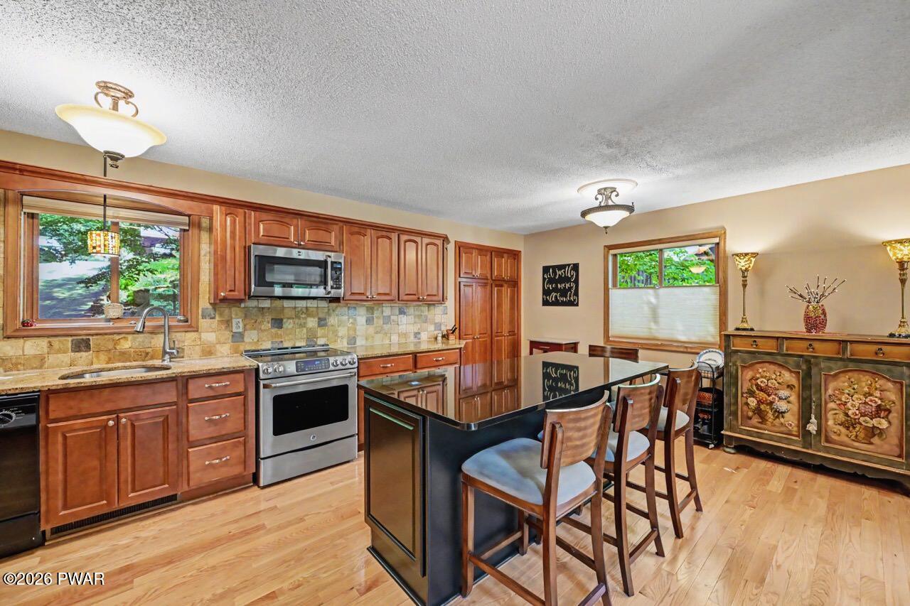 562 Lakeview Dr W, Lake Ariel, PA, 18436, USA, 4 Bedrooms Bedrooms, ,3 BathroomsBathrooms,Residential,Pending,562 Lakeview Dr W,PW261347