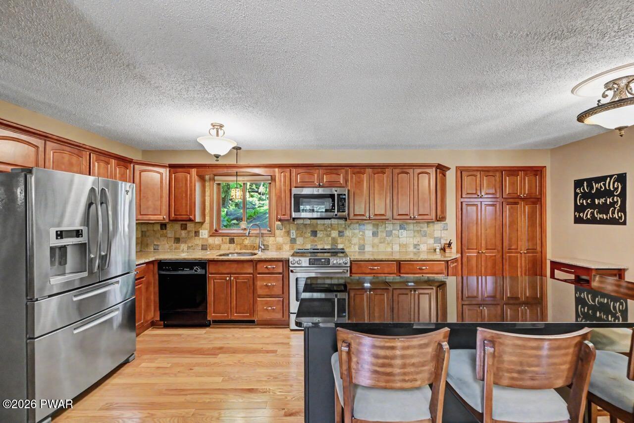 562 Lakeview Dr W, Lake Ariel, PA, 18436, USA, 4 Bedrooms Bedrooms, ,3 BathroomsBathrooms,Residential,Pending,562 Lakeview Dr W,PW261347
