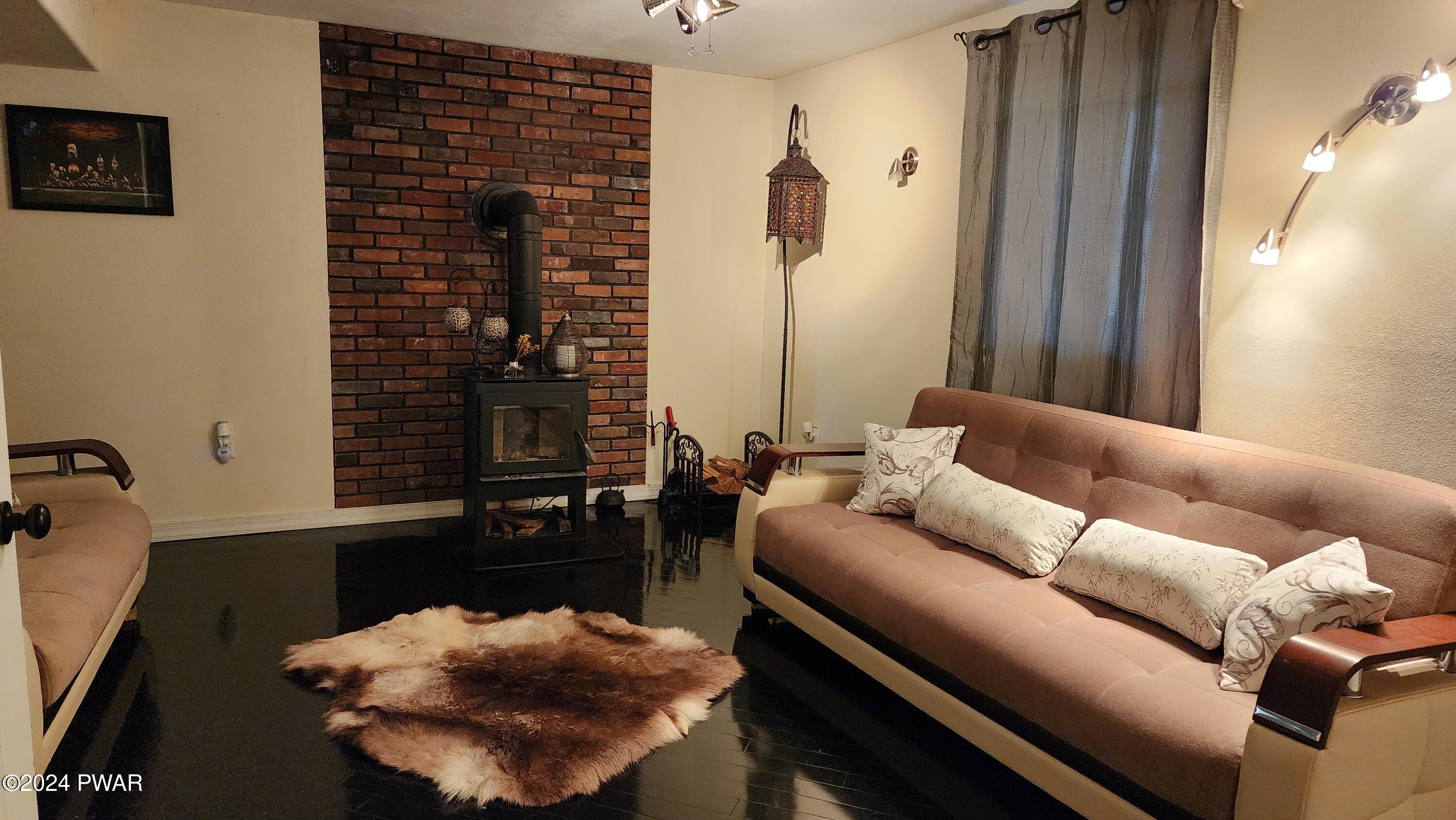 Milford, Pennsylvania 18337, United States, 2 Bedrooms Bedrooms, ,1 BathroomBathrooms,Residential,Pending,61726