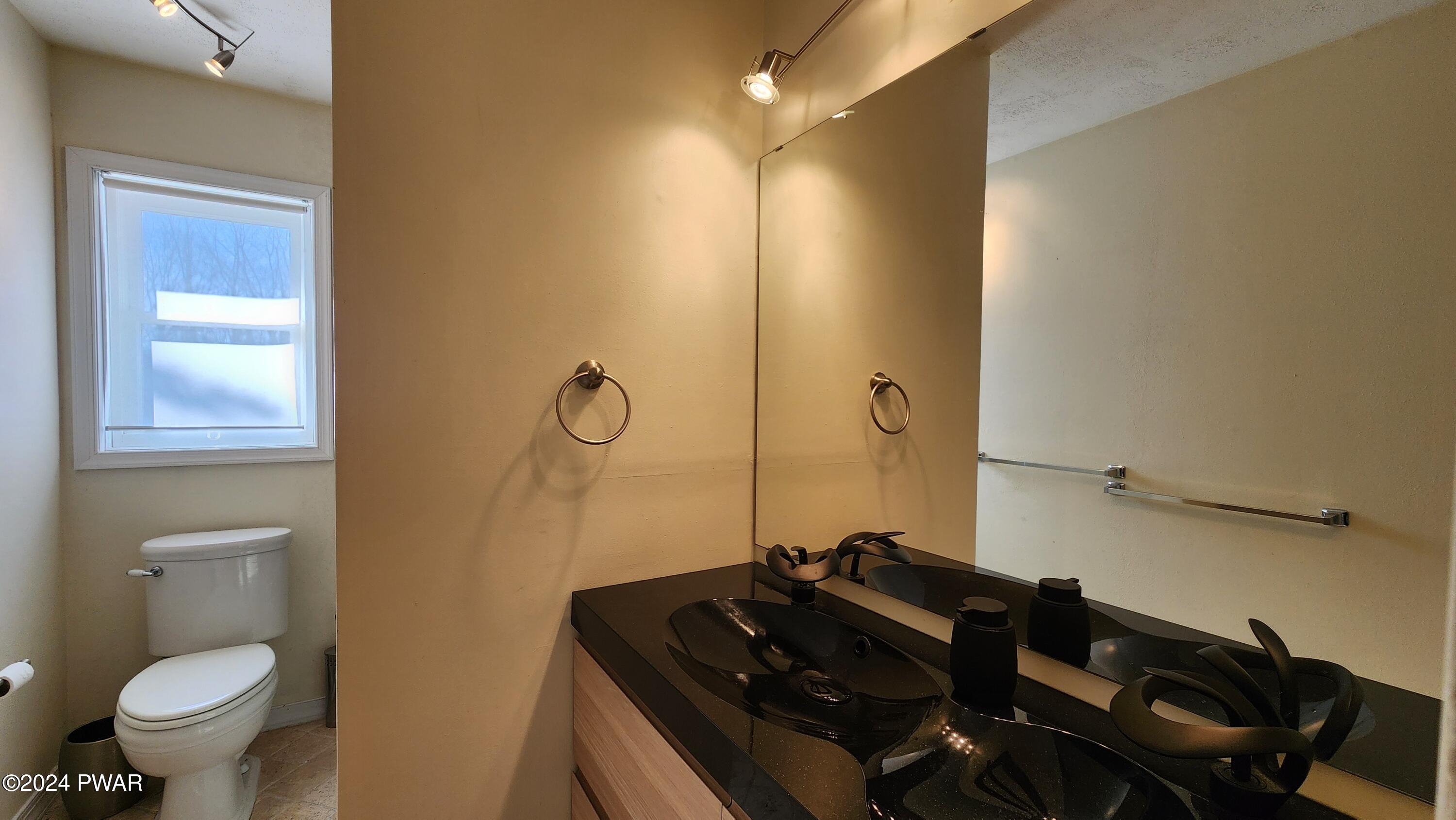 Milford, Pennsylvania 18337, United States, 2 Bedrooms Bedrooms, ,1 BathroomBathrooms,Residential,Pending,61726