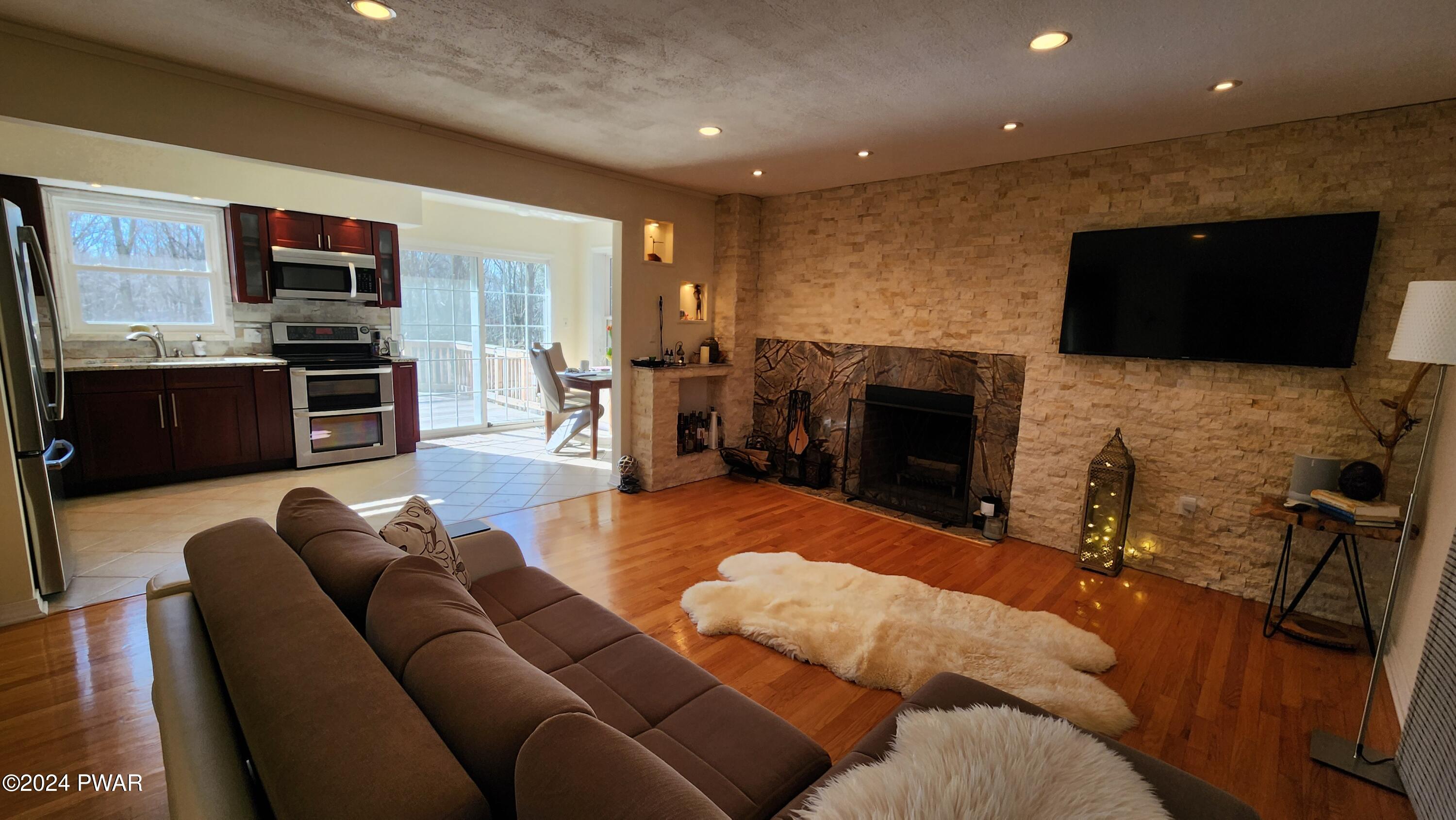 Milford, Pennsylvania 18337, United States, 2 Bedrooms Bedrooms, ,1 BathroomBathrooms,Residential,Pending,61726