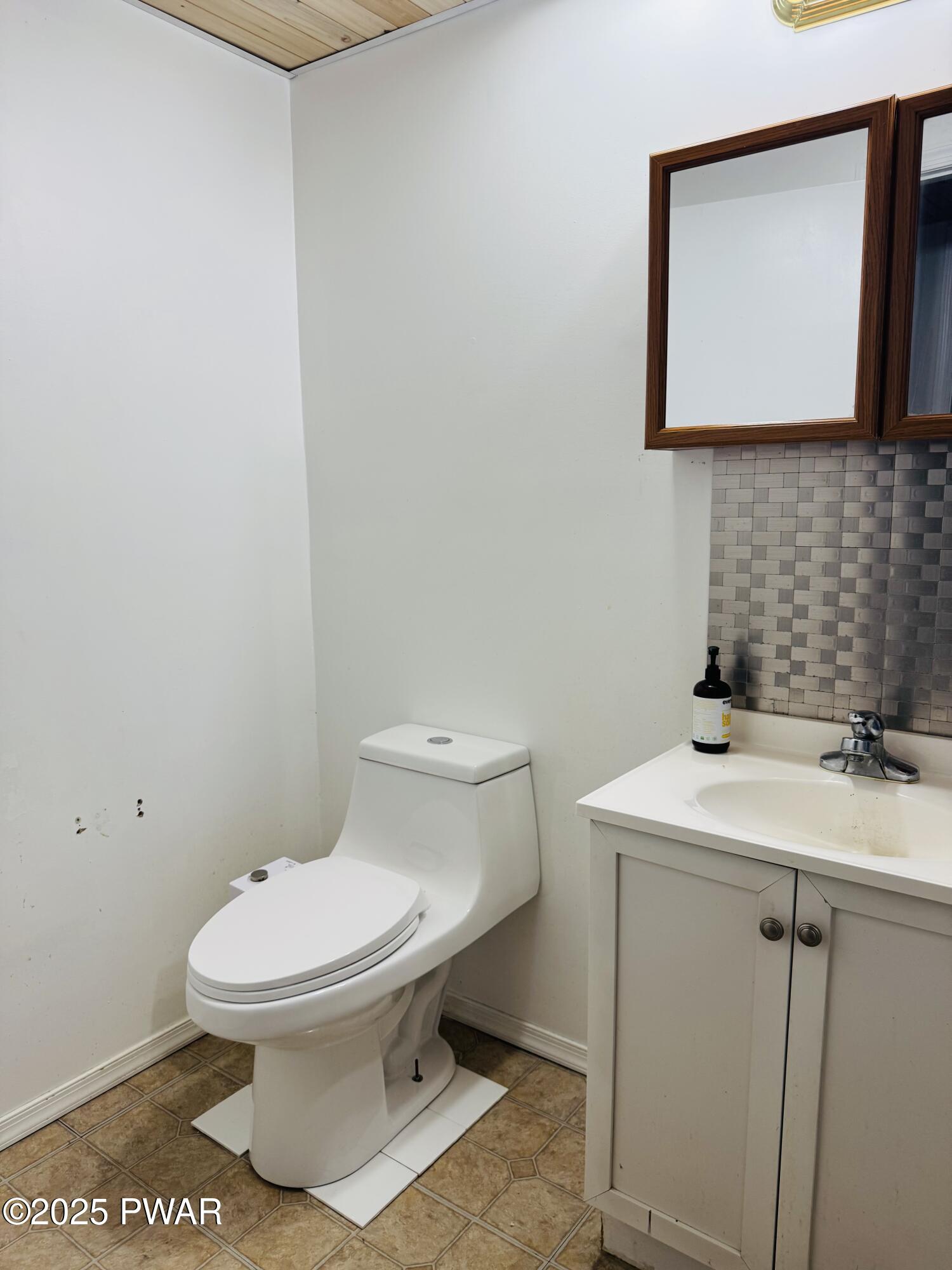 Lords Valley, Pennsylvania 18428, United States, 4 Bedrooms Bedrooms, ,2 BathroomsBathrooms,Residential,Active,175114