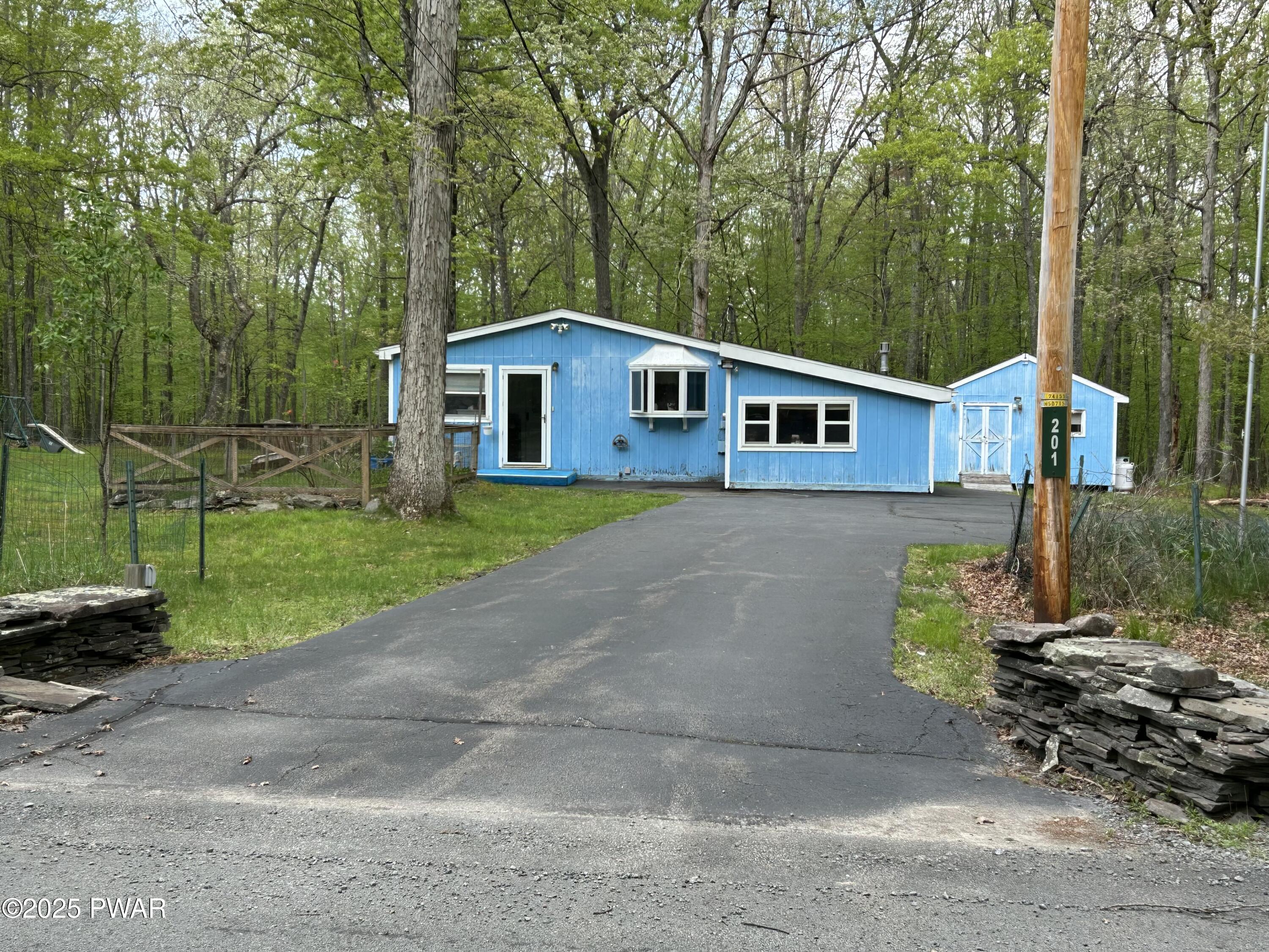 201 Oak Hill Road, Hawley, Pennsylvania image 1
