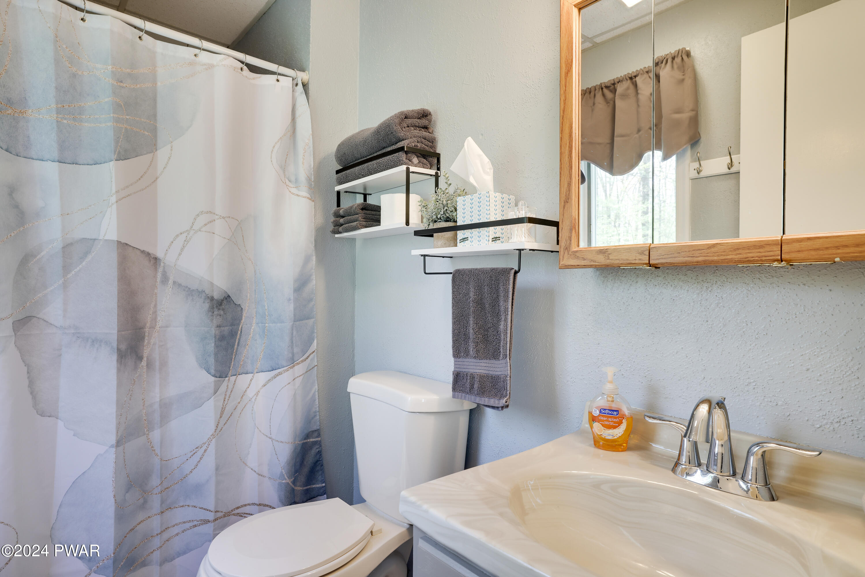 Lakeville, Pennsylvania 18438, United States, 2 Bedrooms Bedrooms, ,2 BathroomsBathrooms,Residential,Pending,58639