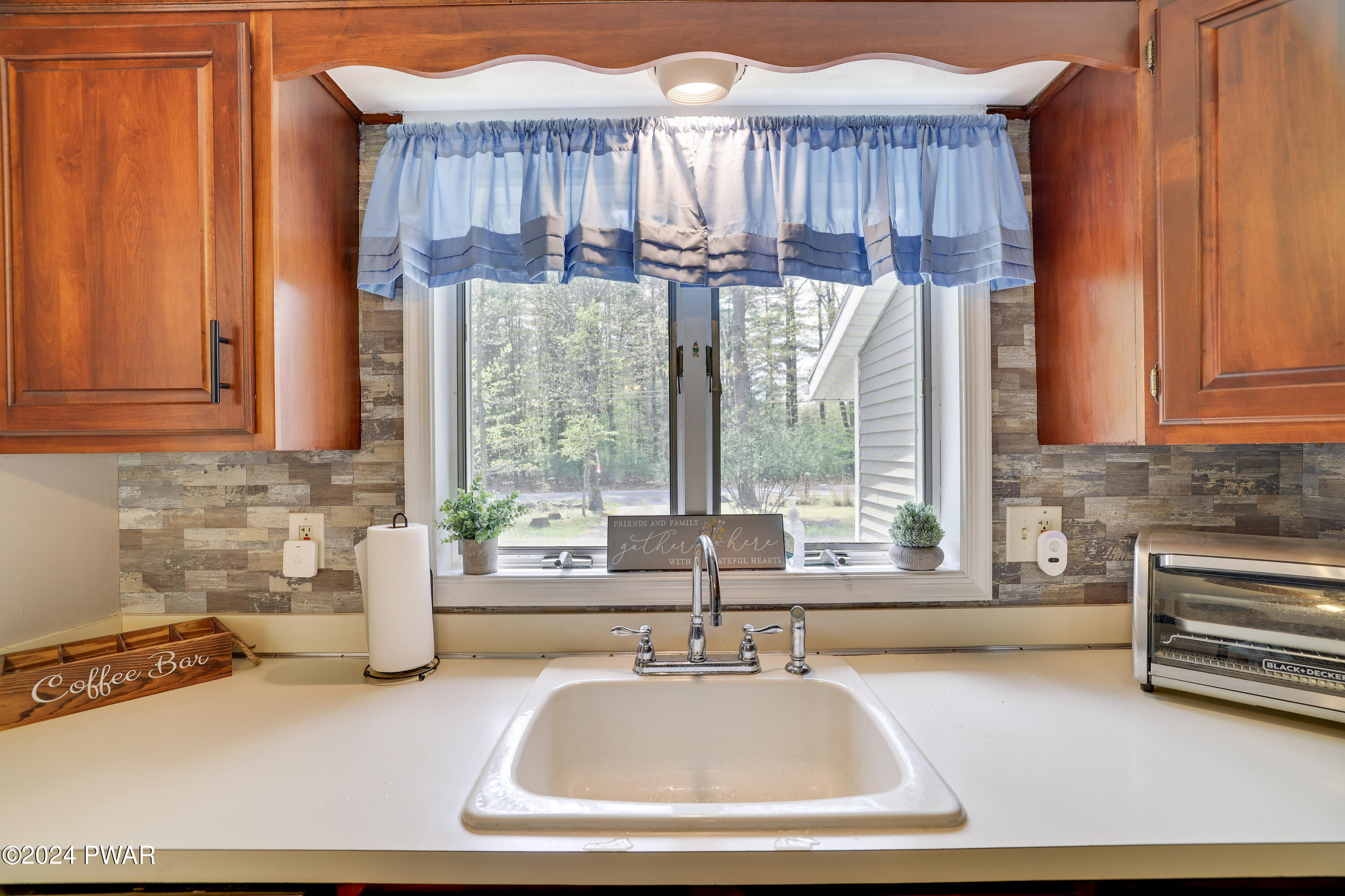 Lakeville, Pennsylvania 18438, United States, 2 Bedrooms Bedrooms, ,2 BathroomsBathrooms,Residential,Pending,58639