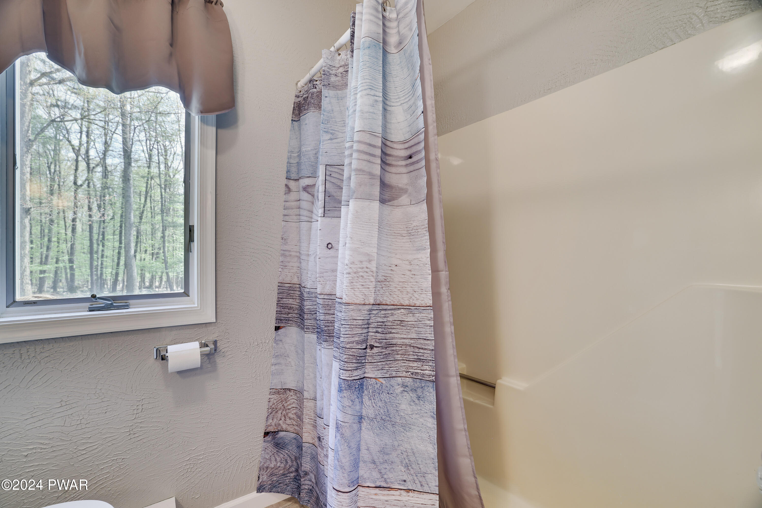 Lakeville, Pennsylvania 18438, United States, 2 Bedrooms Bedrooms, ,2 BathroomsBathrooms,Residential,Pending,58639