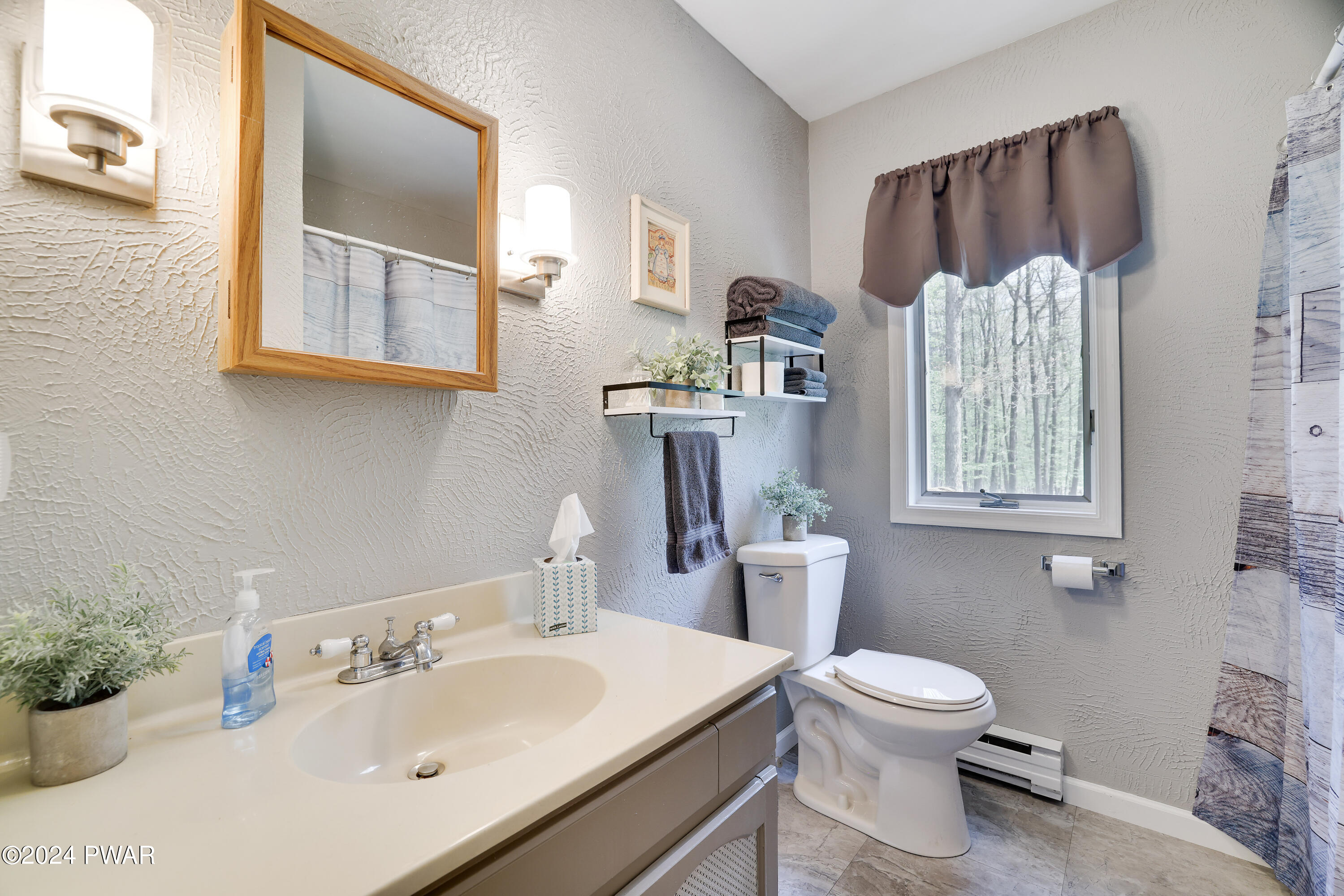 Lakeville, Pennsylvania 18438, United States, 2 Bedrooms Bedrooms, ,2 BathroomsBathrooms,Residential,Pending,58639